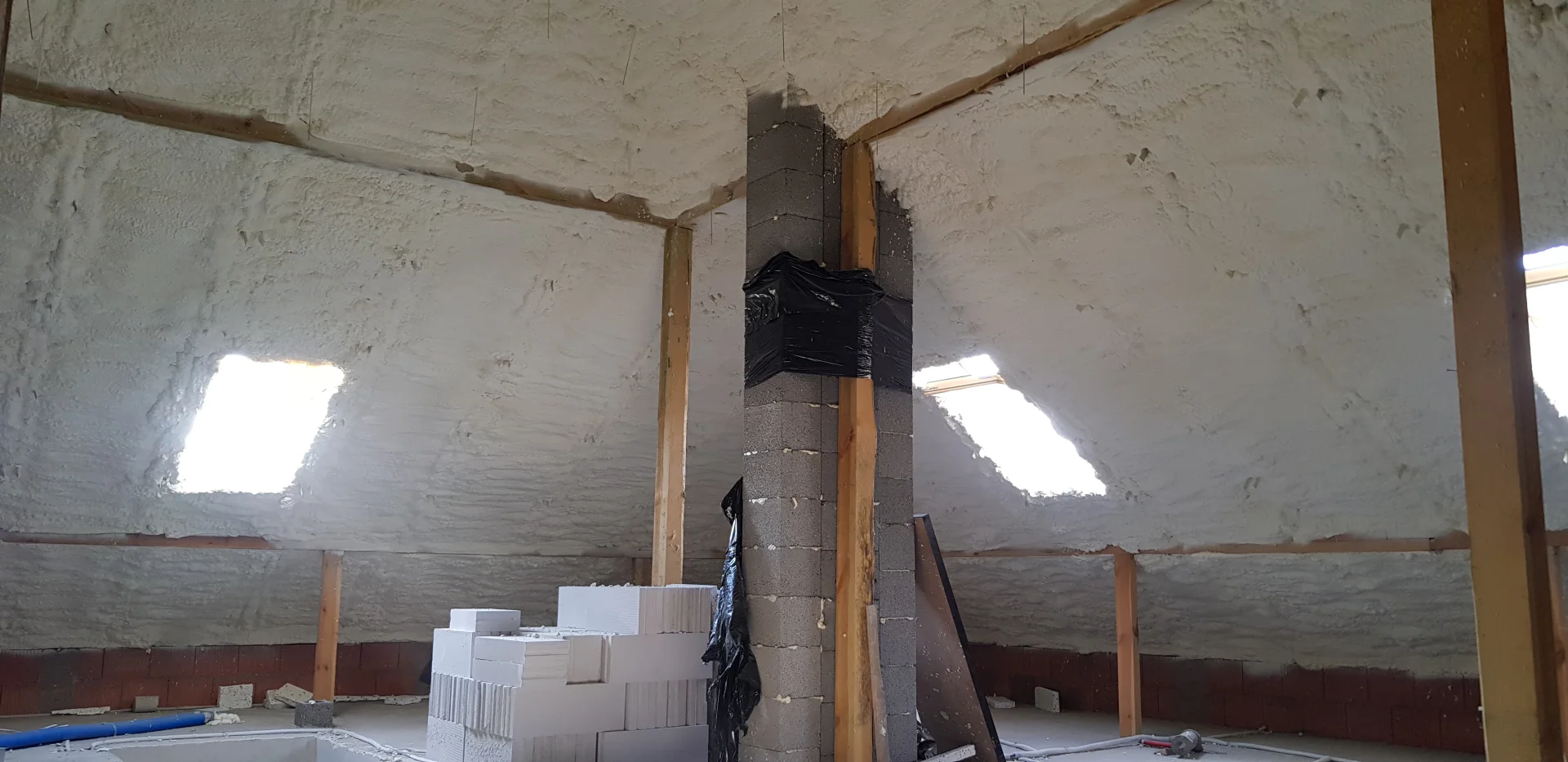 PUR izolowanie Odrzywół - fachowa naprawa po kunach gwarantująca bezpieczeństwo dachu i drastycznie niższe rachunki za ogrzewanie