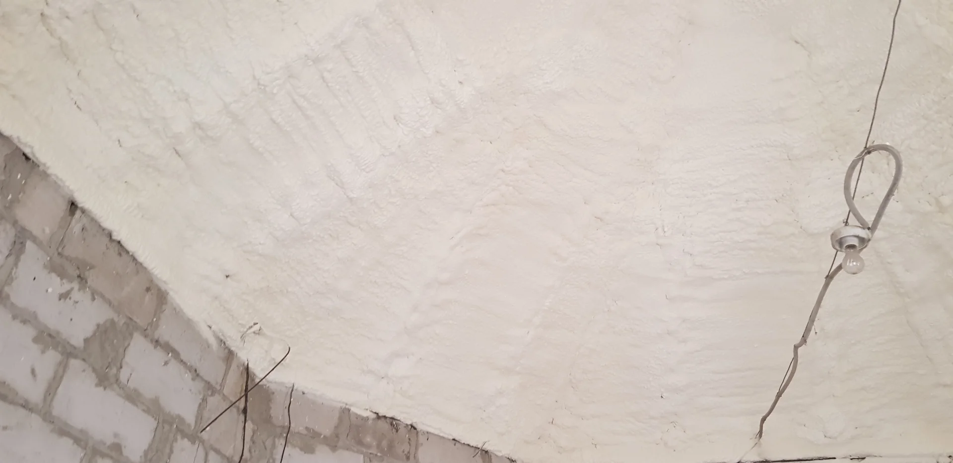 Ochrona przed hałasem z trasy S7 Mława - niepalna izolacja natryskowa PIR i PUR zapewniająca ciszę na poddaszu