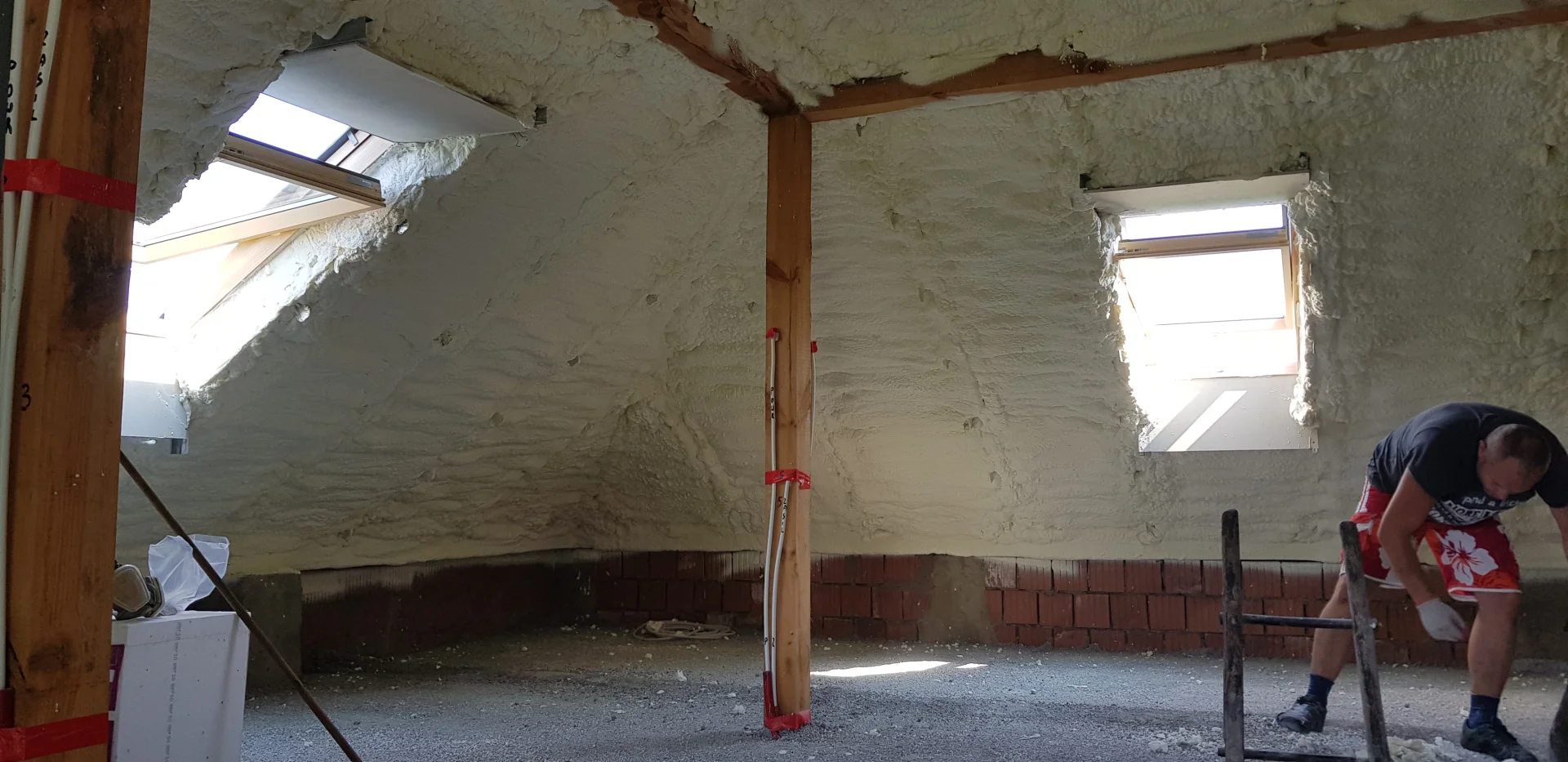 nakladanie-piany-zamknietokomorkowej-izolacja-akustyczna