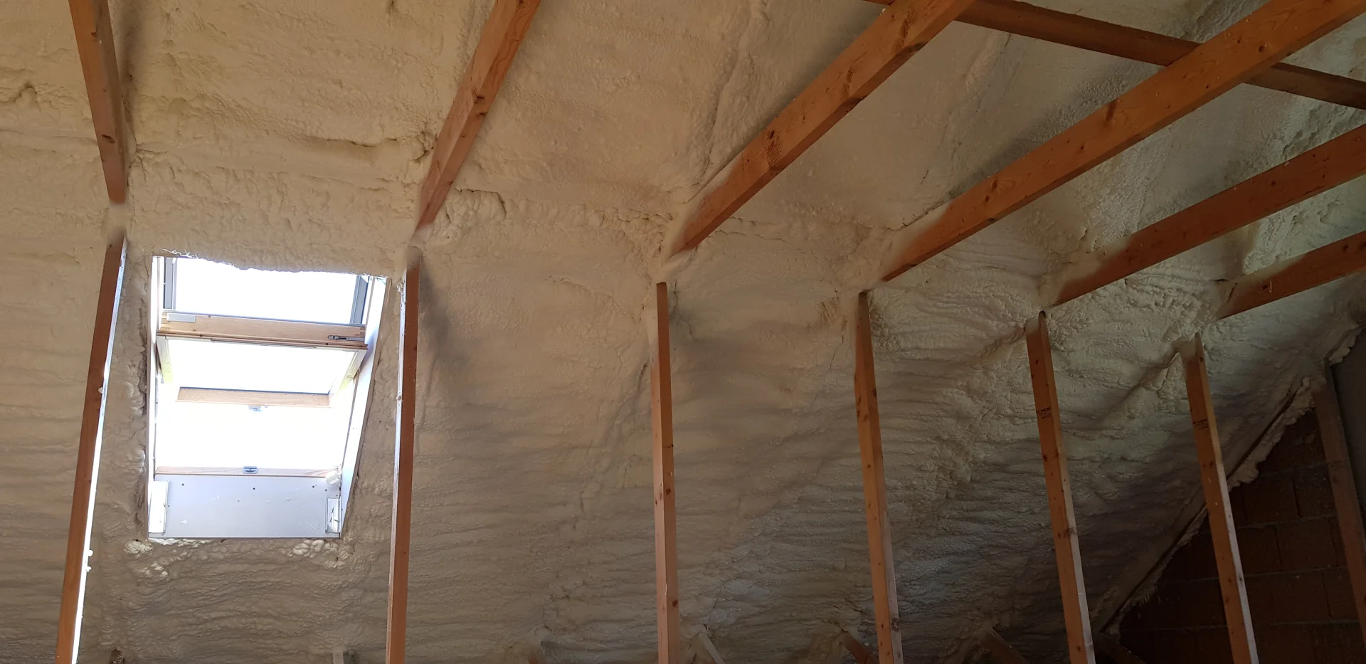 Ocieplanie poddasza Pruszków - natrysk piany PUR chroniący przed wiatrem z doskonałą lambdą