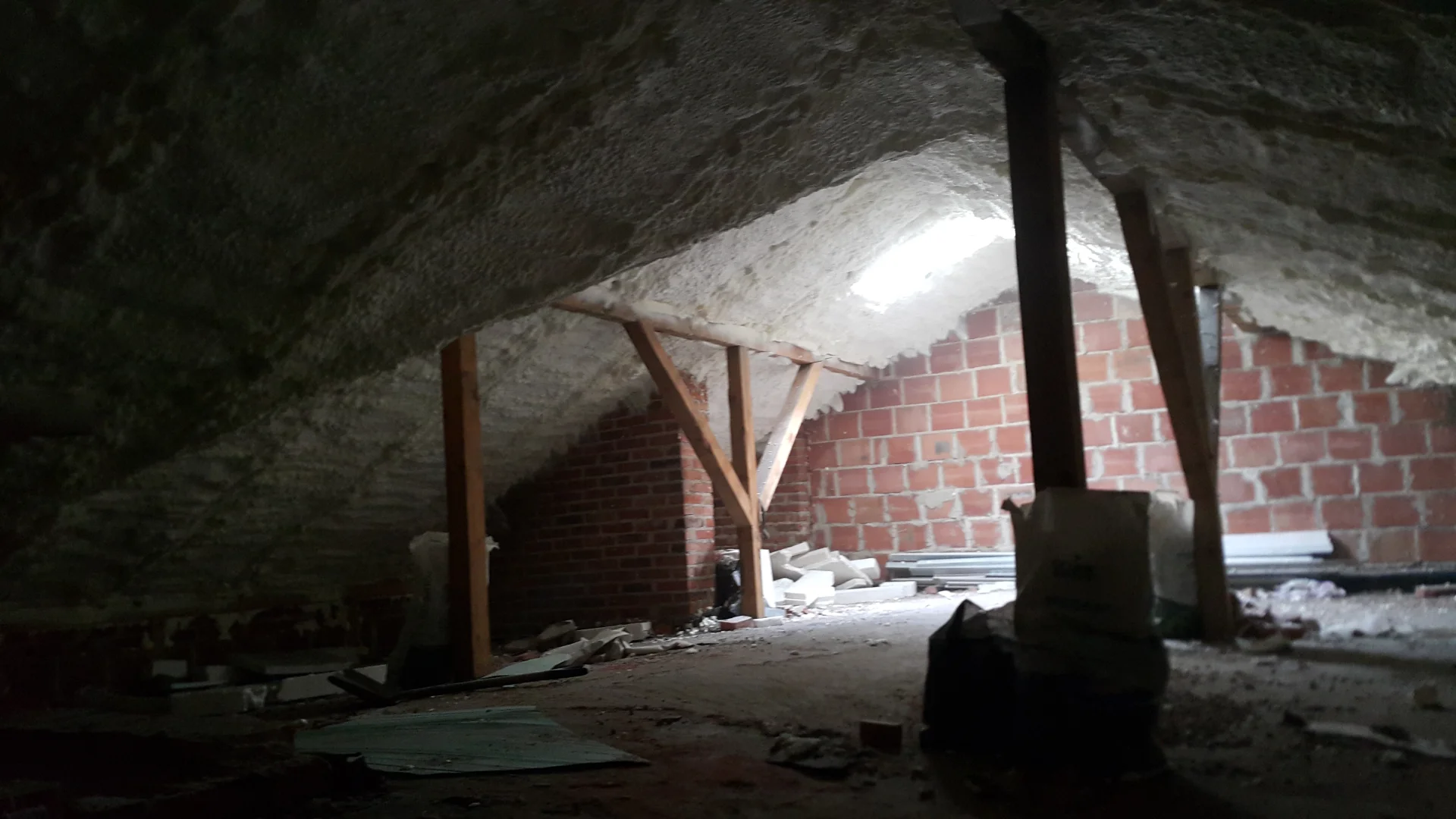 Naprawa po kunach w Mrozach - profesjonalne ocieplanie dachu wykorzystujące bezpieczną i bezwonną pianę poddaszową