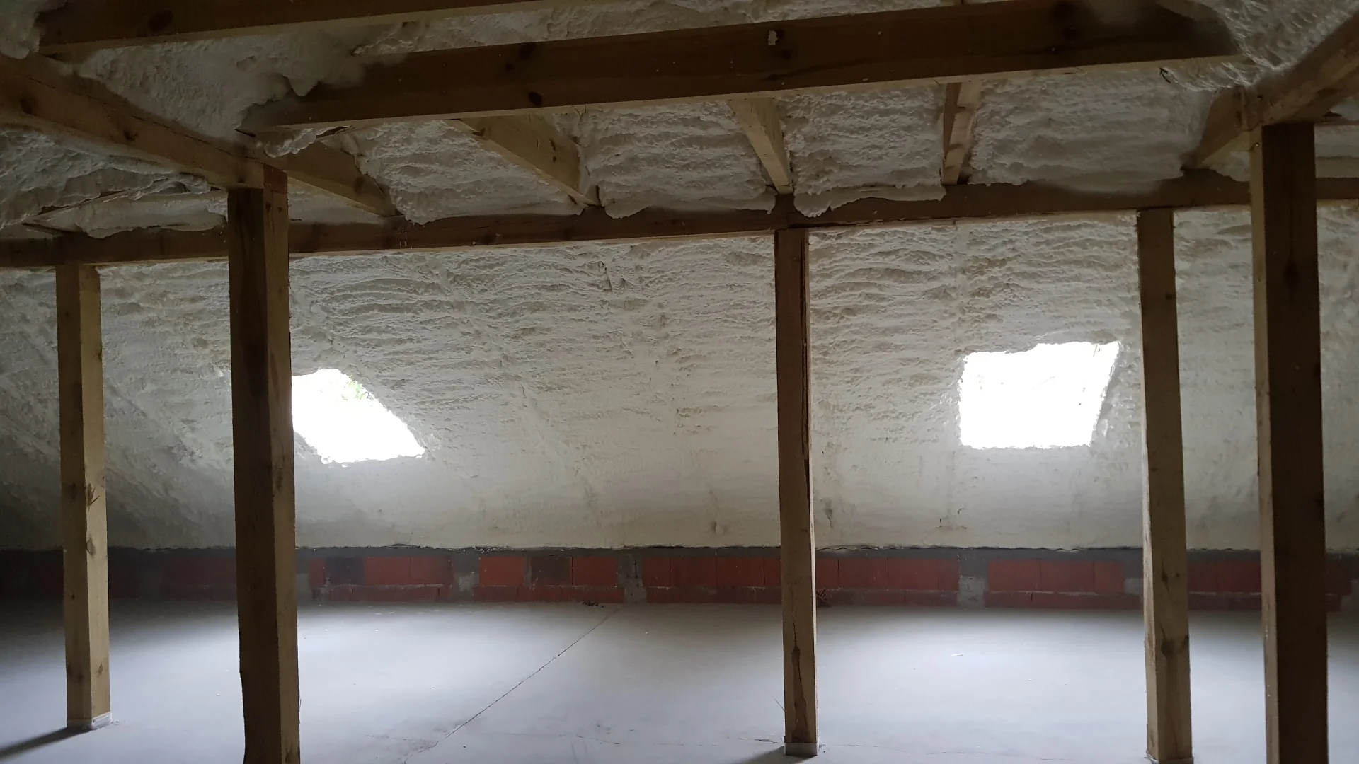 profesjonalne ocieplanie poddasza pianą poliuretanową