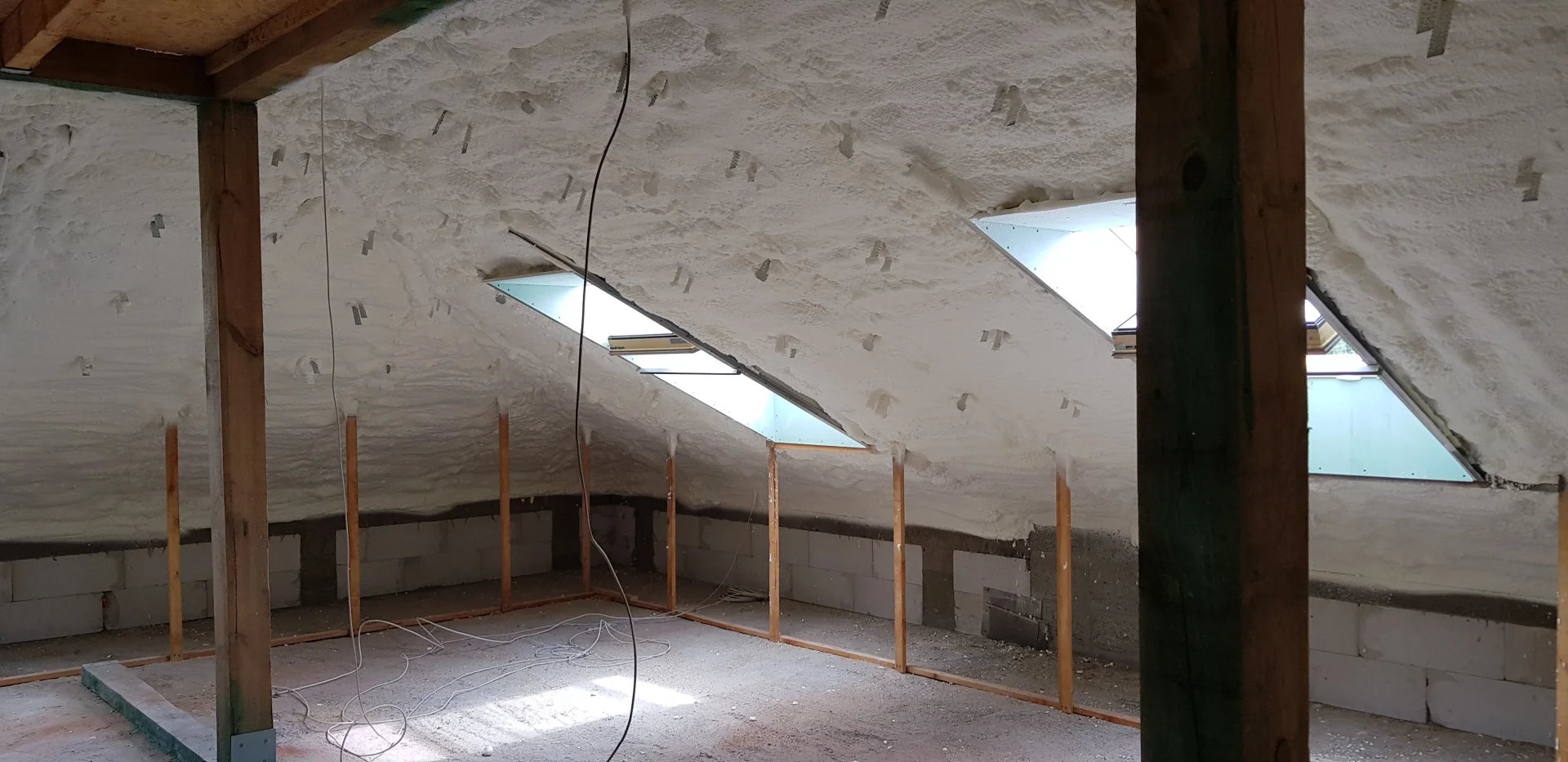 Ocieplanie zima lato Mszczonów - poliuretan jako niezawodny system stop kunom i idealna izolacja na cały rok