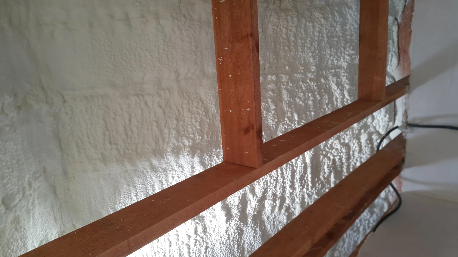 Natrysk izolacji Karczew - oddychająca piana PUR działająca na grzyba i zapobiegająca powstawaniu pleśni na poddaszu