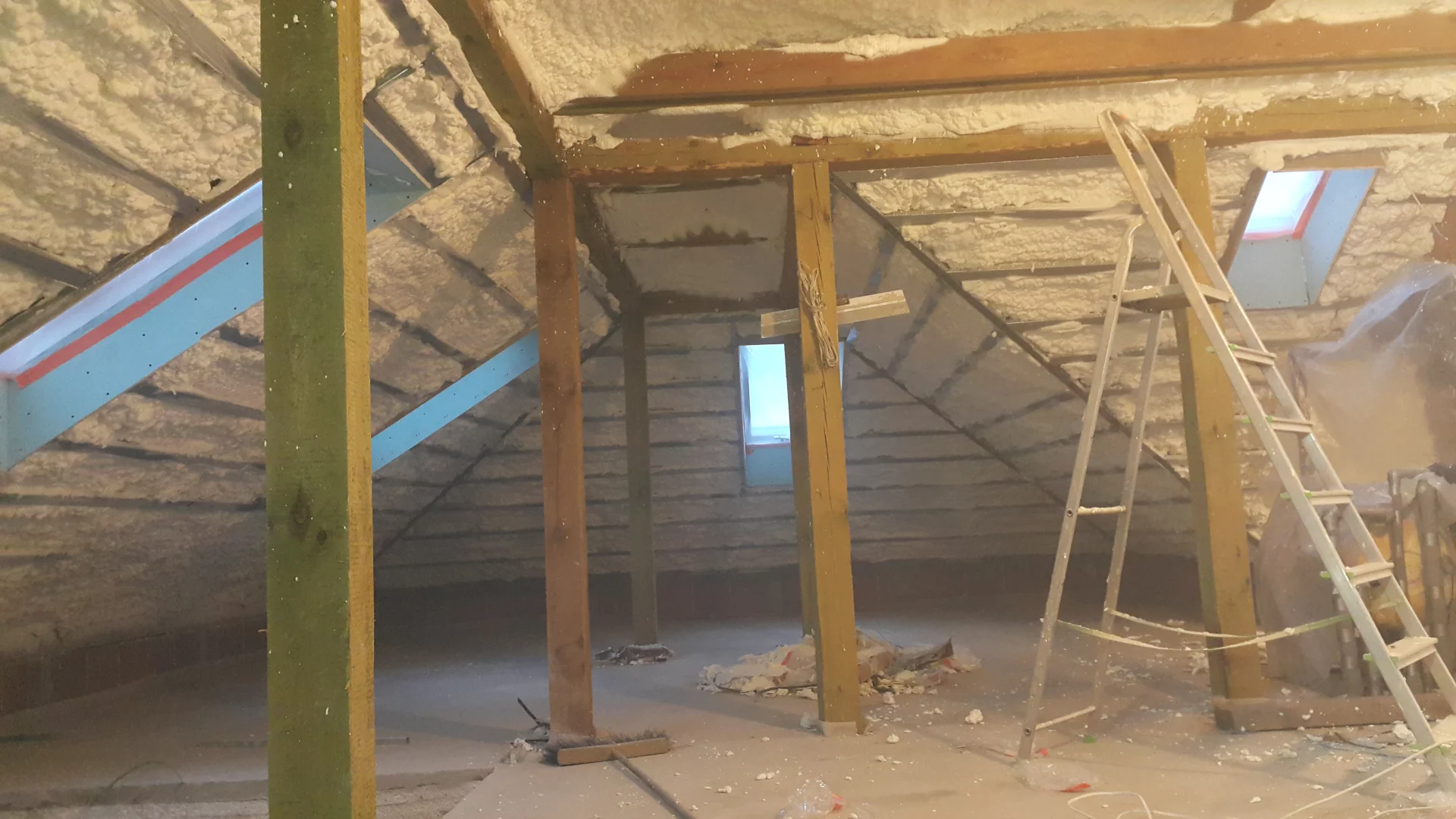 Mostki termiczne na poddaszu: Niewidzialny wróg Twojego budżetu i zdrowia