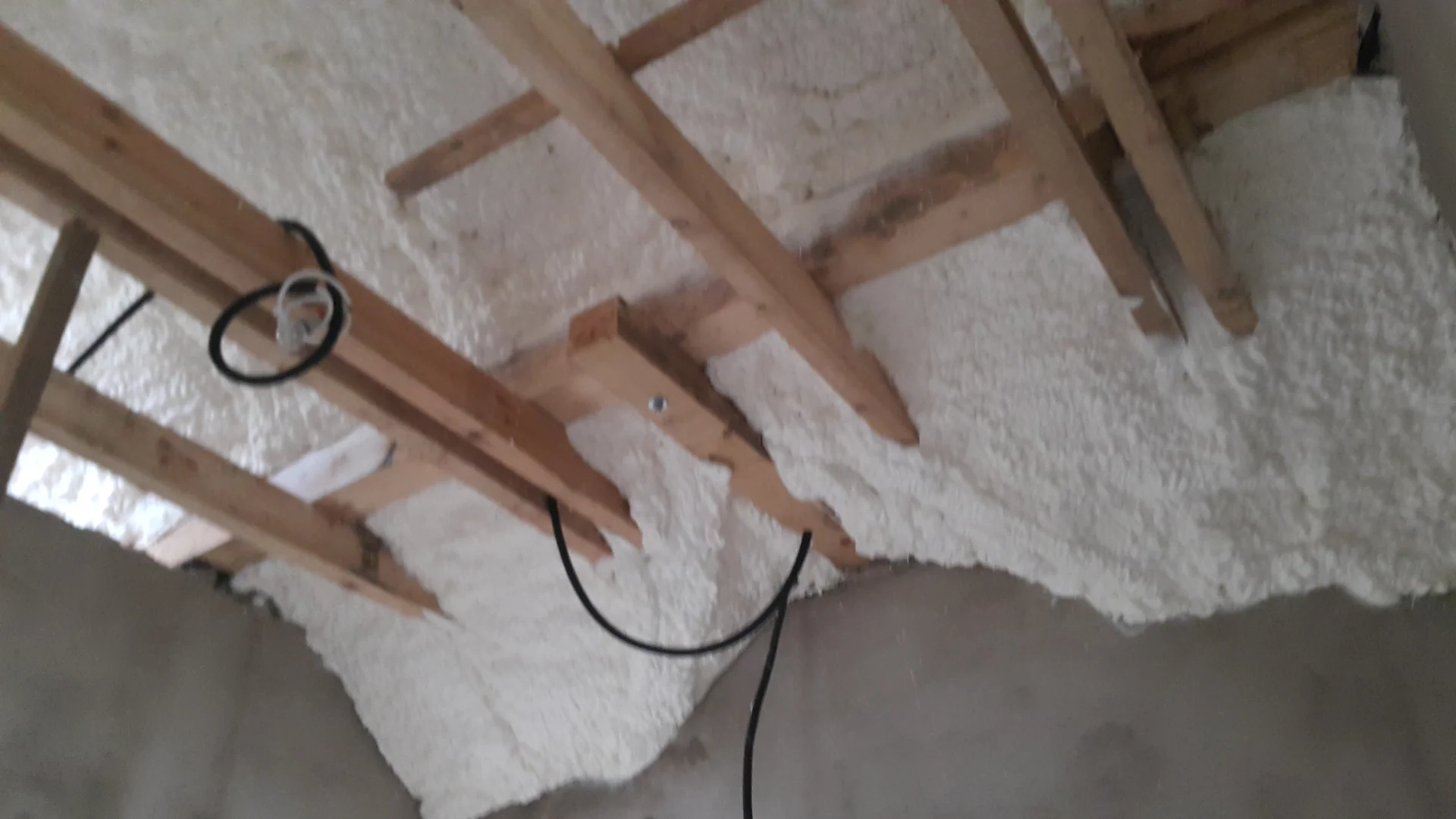 izolacja skomplikowanego dachu pianą poliuretanową