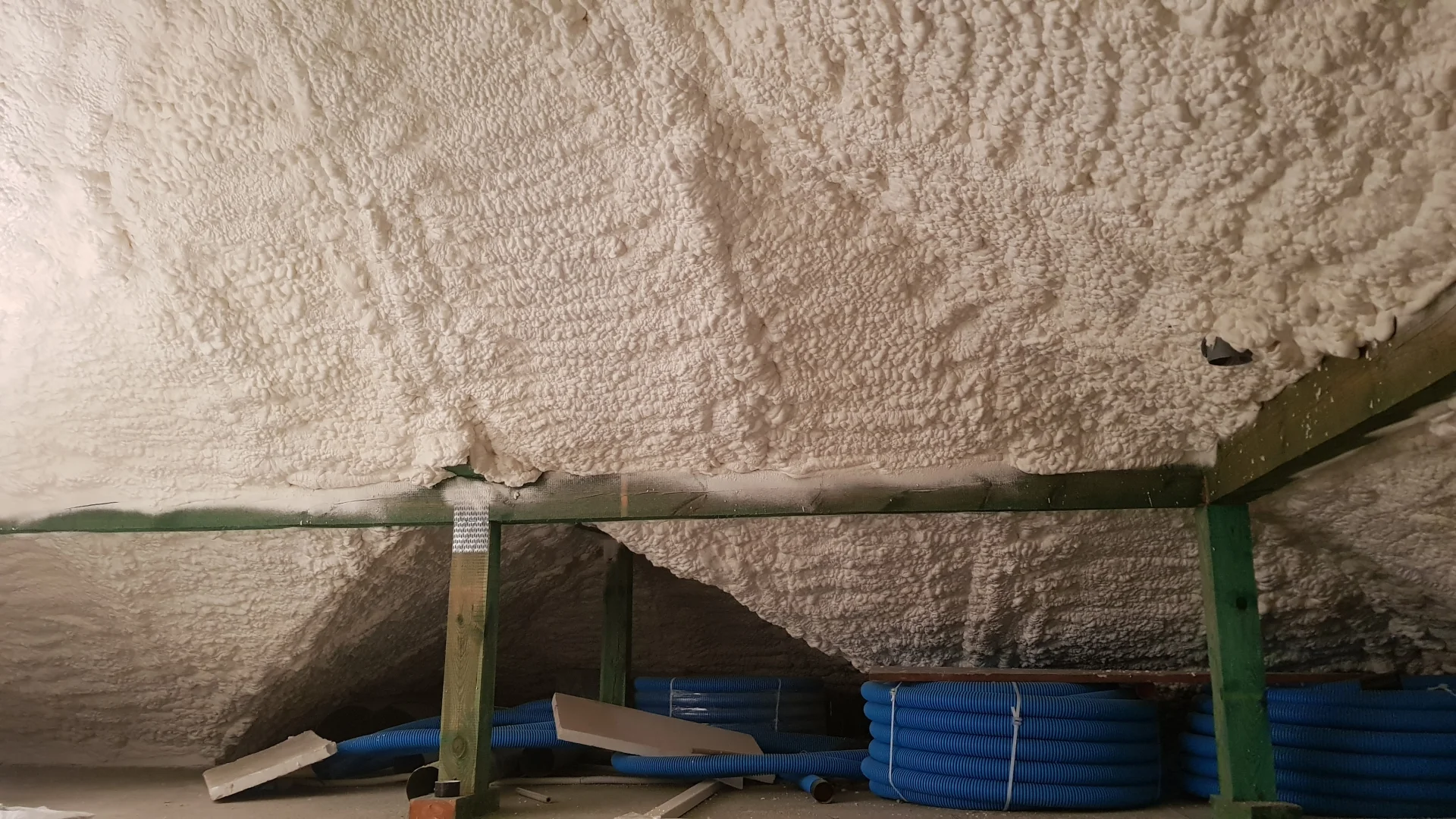 Uszczelnienie dachu Przytyk - nienasiąkliwa piana izolacyjna to potężna i ostateczna tarcza na grzyba z doliny rzeki