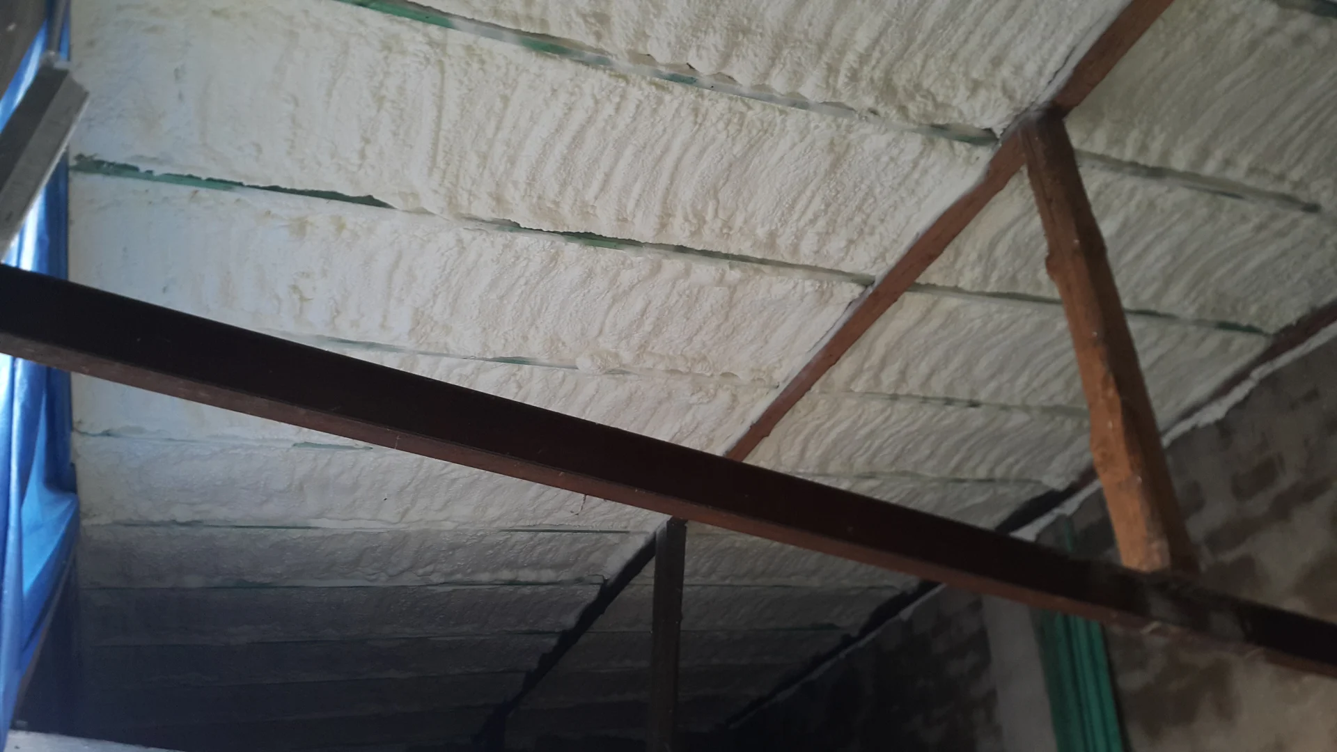 Izolacja natryskowa Dobre - samogasnąca piana PUR zatrzymuje przemarzanie ścian i trwale likwiduje mostki termiczne