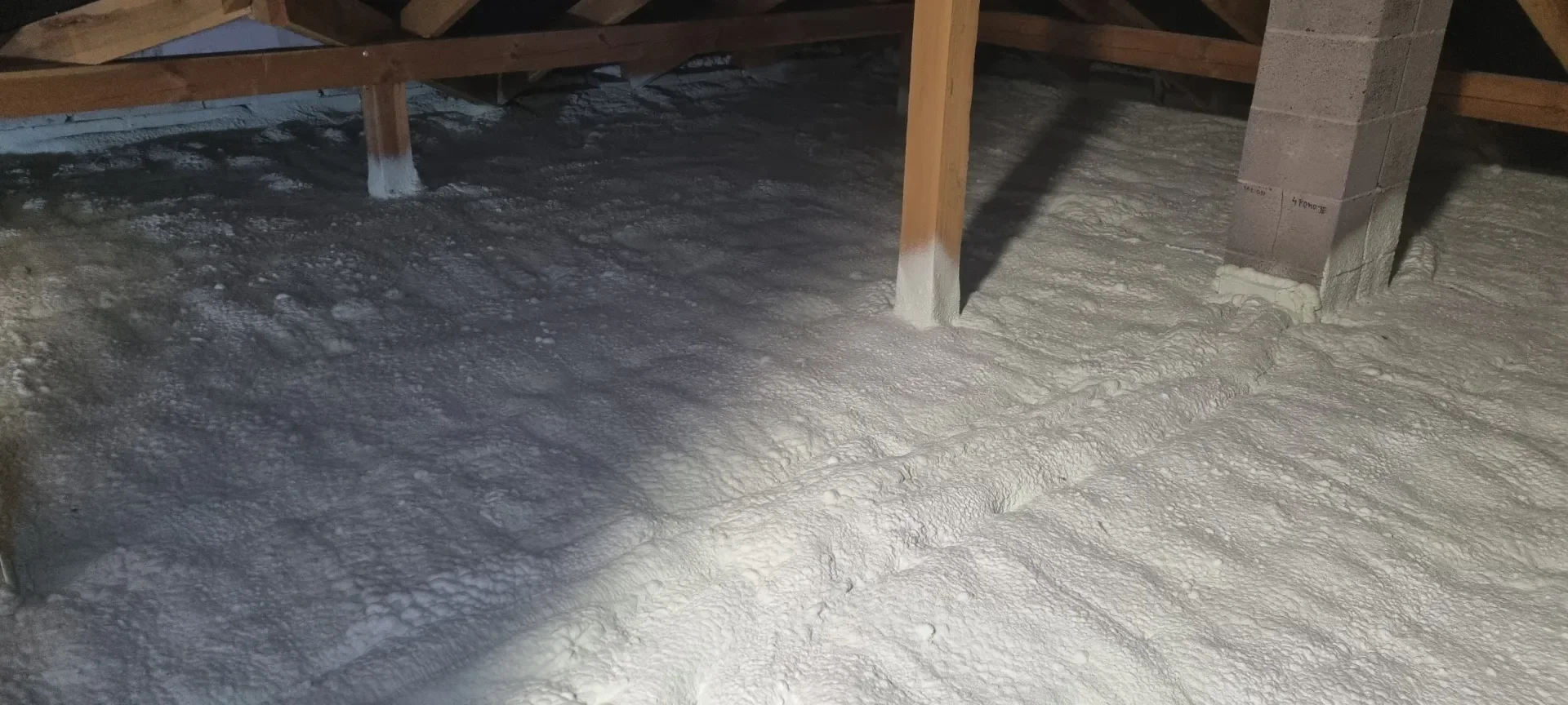 Izolacje natryskowe Podkowa Leśna - twarda piana zamkniętokomórkowa to bezkompromisowe ocieplenie i hydroizolacja