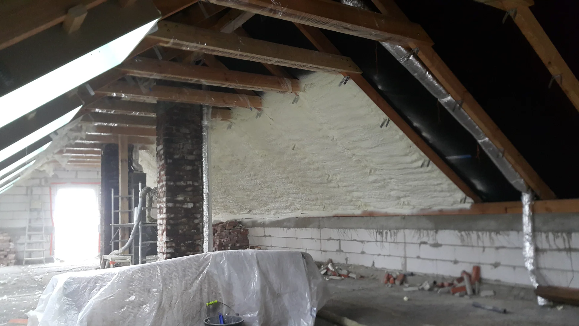 szczelnosc-powietrzna-piana-pur-izolacja