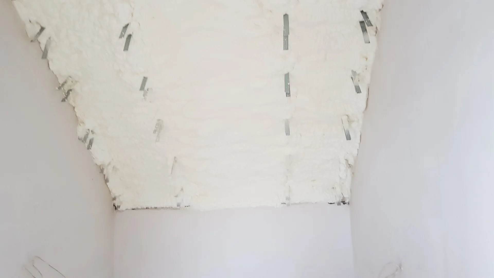 Harmonogram ocieplenia poddasza pianą PUR: Od natrysku do wykończenia