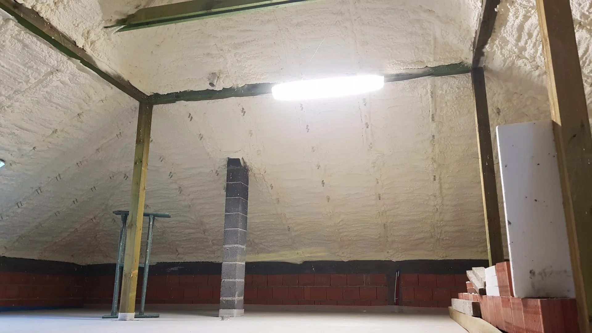 Natrysk izolacji PIR Różan - twarda piana odporna na gryzonie gwarantuje całkowitą likwidację przewiewów