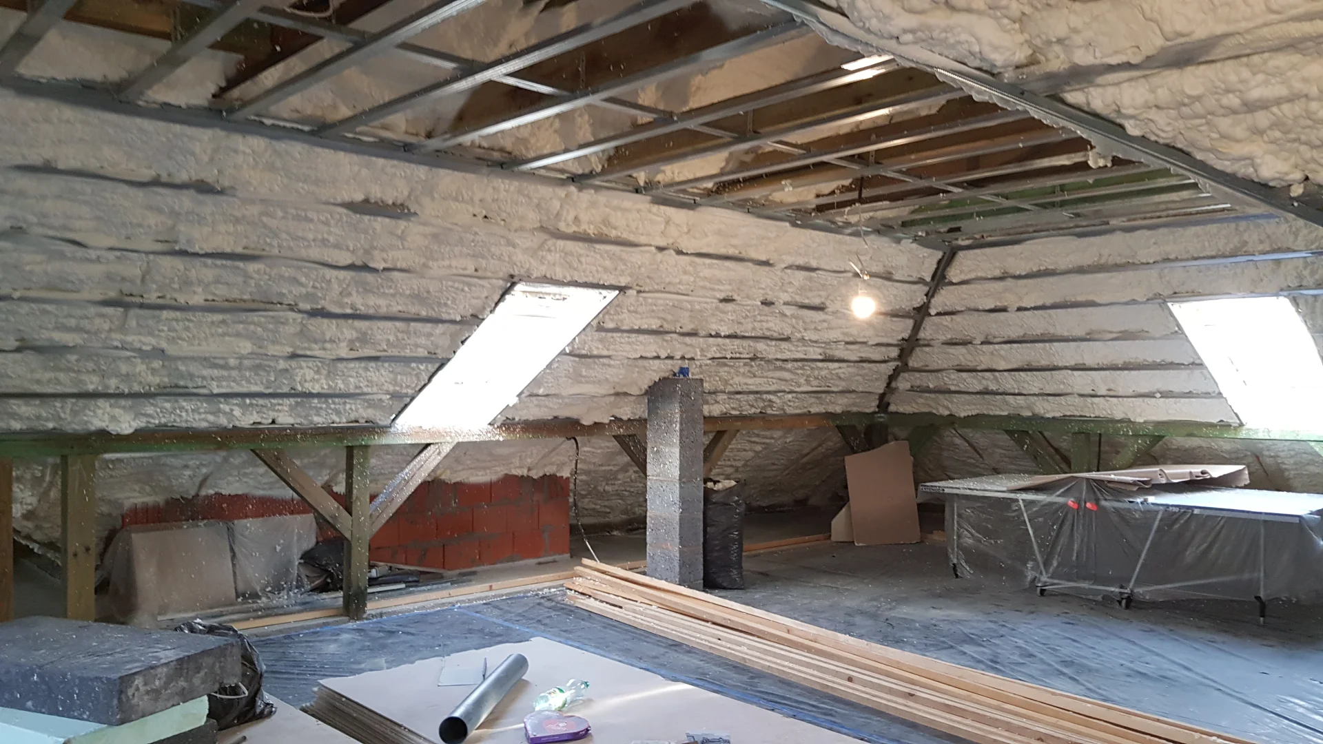 Renowacja ocieplenia w Ciechanowie - piana PUR zapobiega przemarzaniu ścian i jest idealna dla alergików