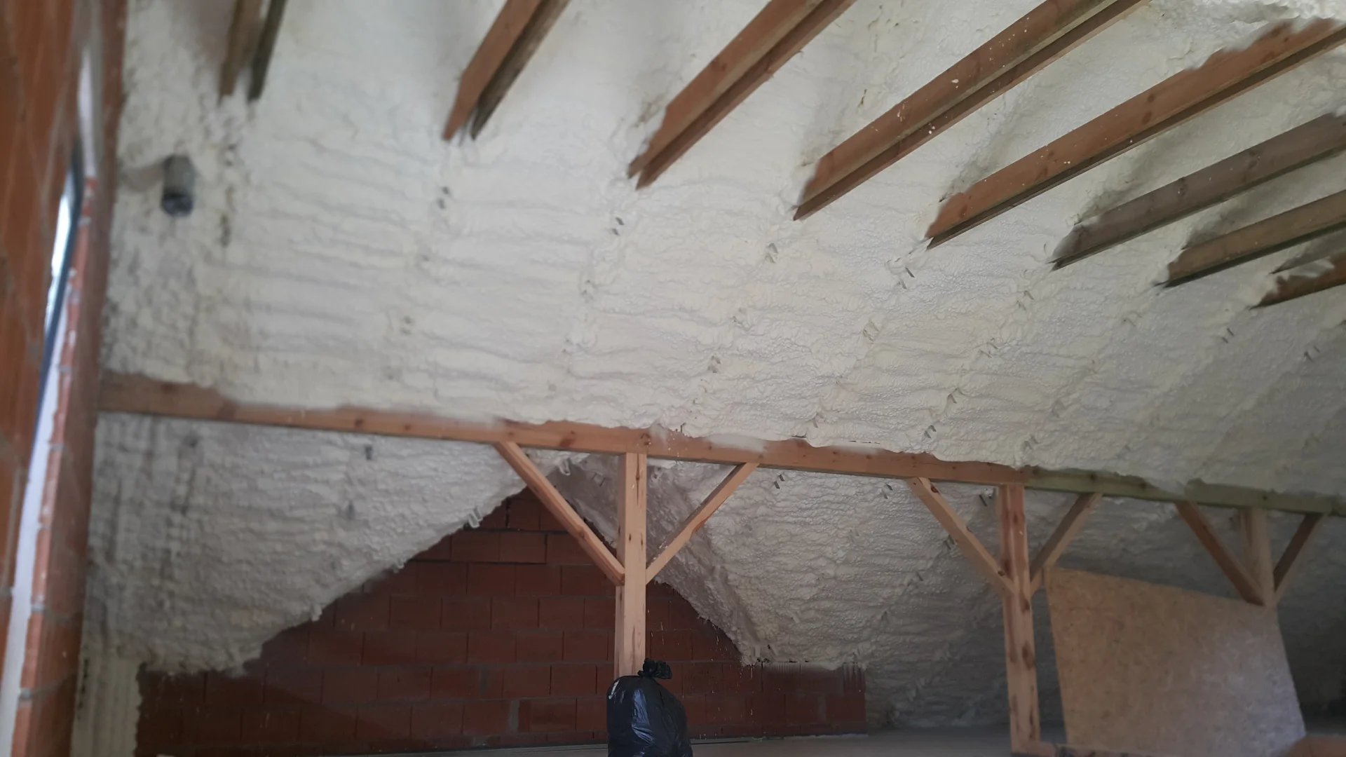 Pianka PUR w garażu – komfort i stabilna temperatura na lata