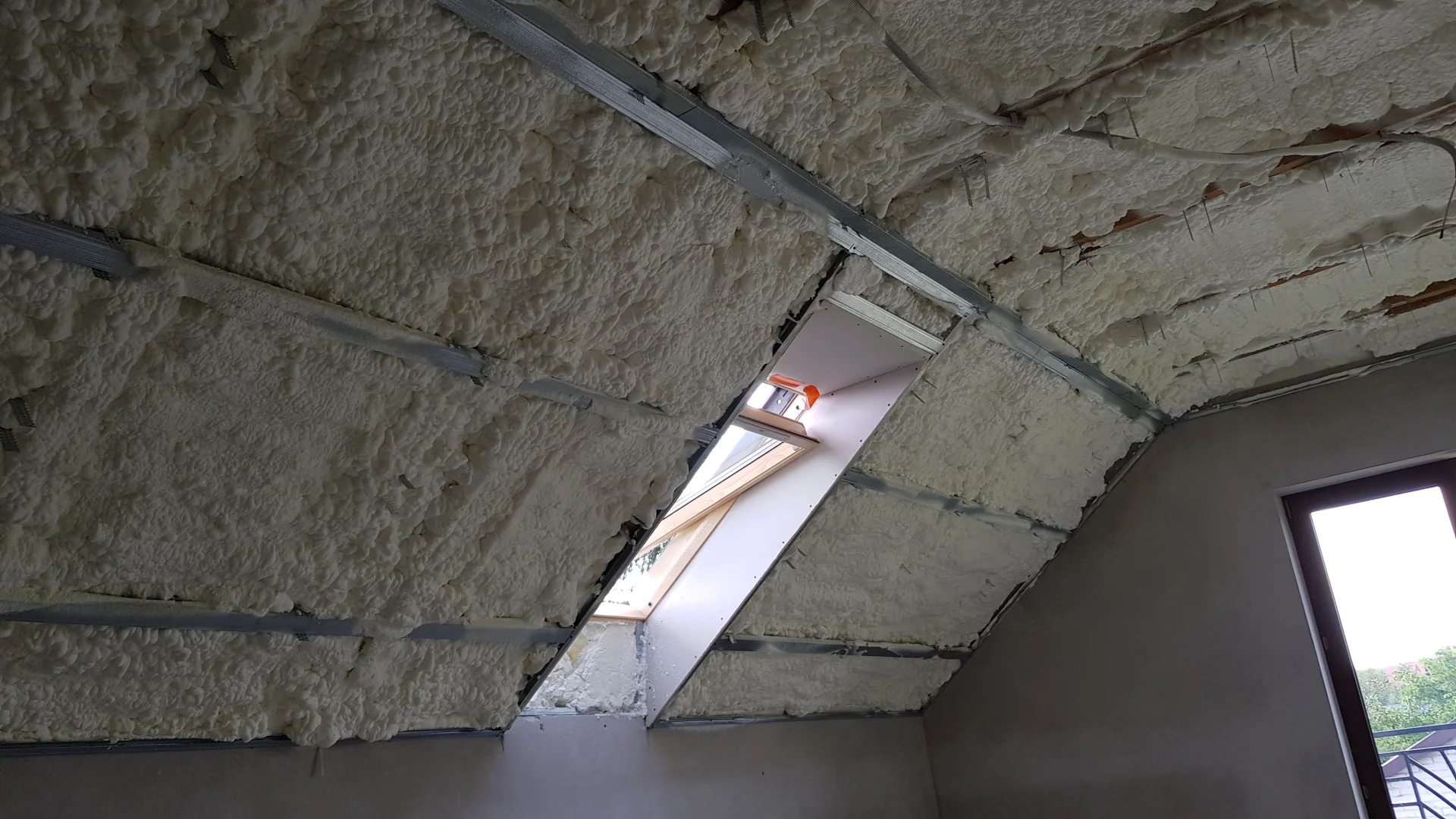 Ile trwa ocieplanie poddasza pianką PUR w praktyce?