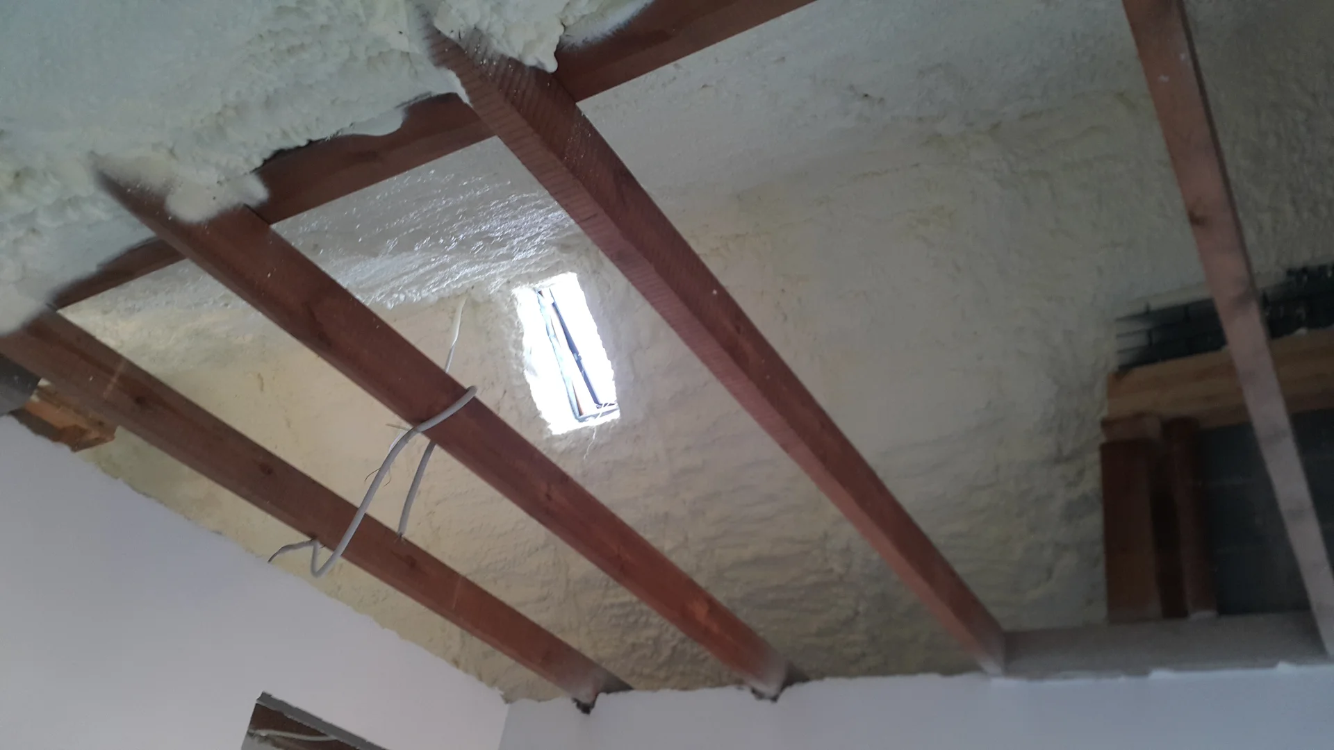 Przemarzanie ścian Nasielsk - paroprzepuszczalna wymiana wełny i nowoczesna piana ekologiczna rozwiązująca problemy termiczne