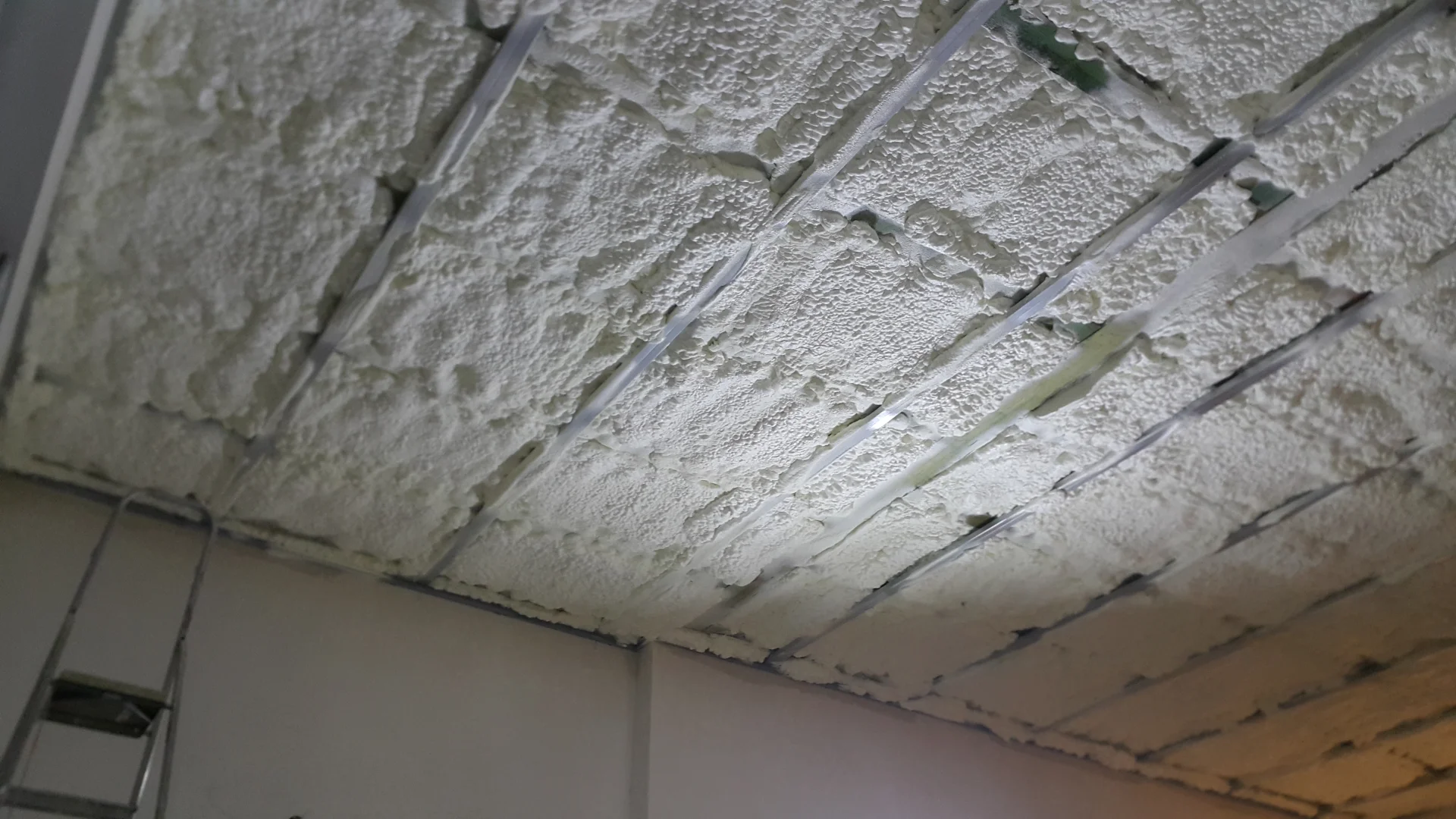 PUR lekka w Bodzanowie - to prawdziwy ratunek dla starego dachu gwarantujący perfekcyjne ocieplenie bez obciążania więźby