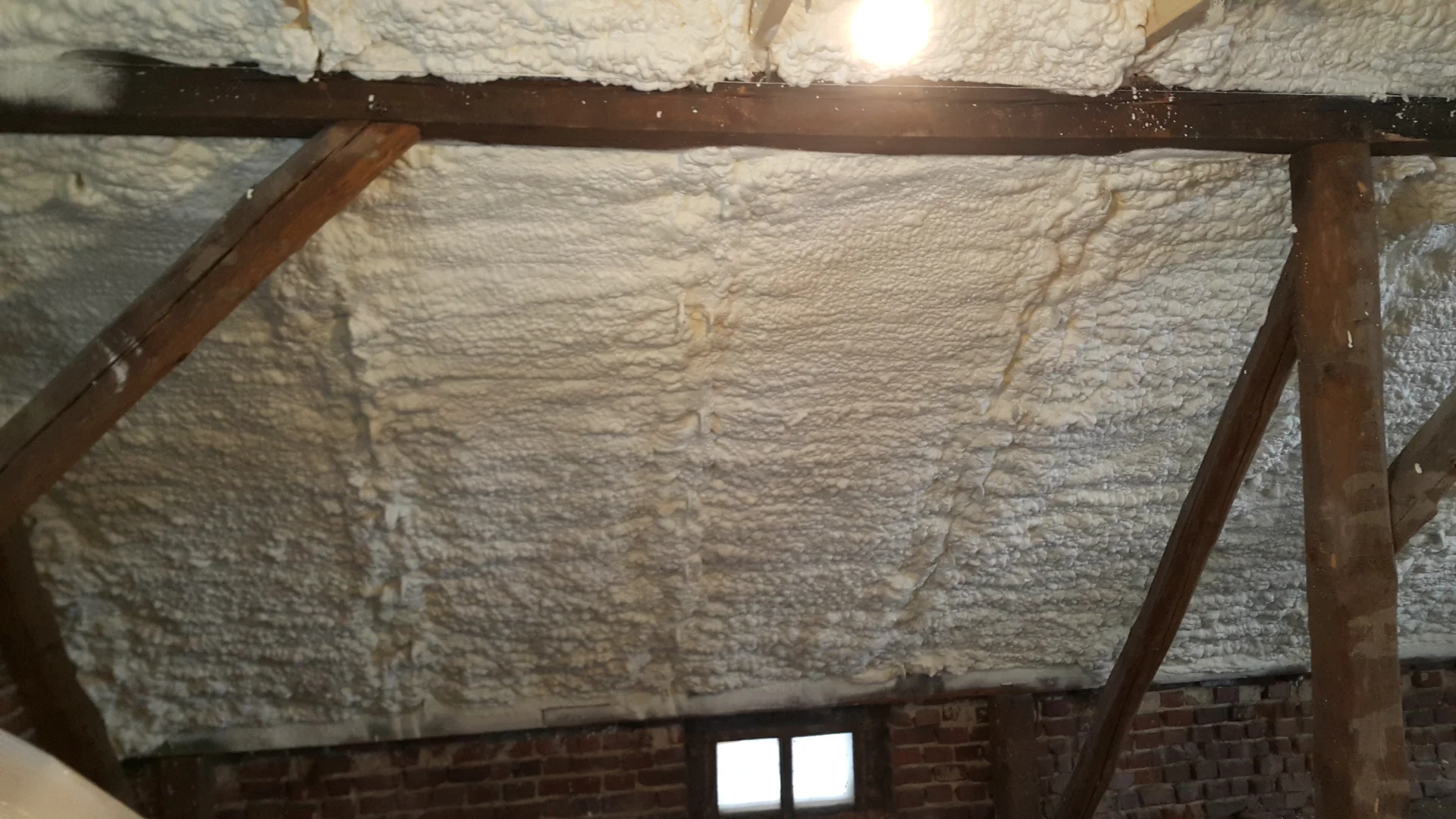 Ratunek dla dachu w Przytyku - kompleksowe ocieplenie wykorzystujące bezpieczną technologię jaką jest niepalna piana izolacyjna