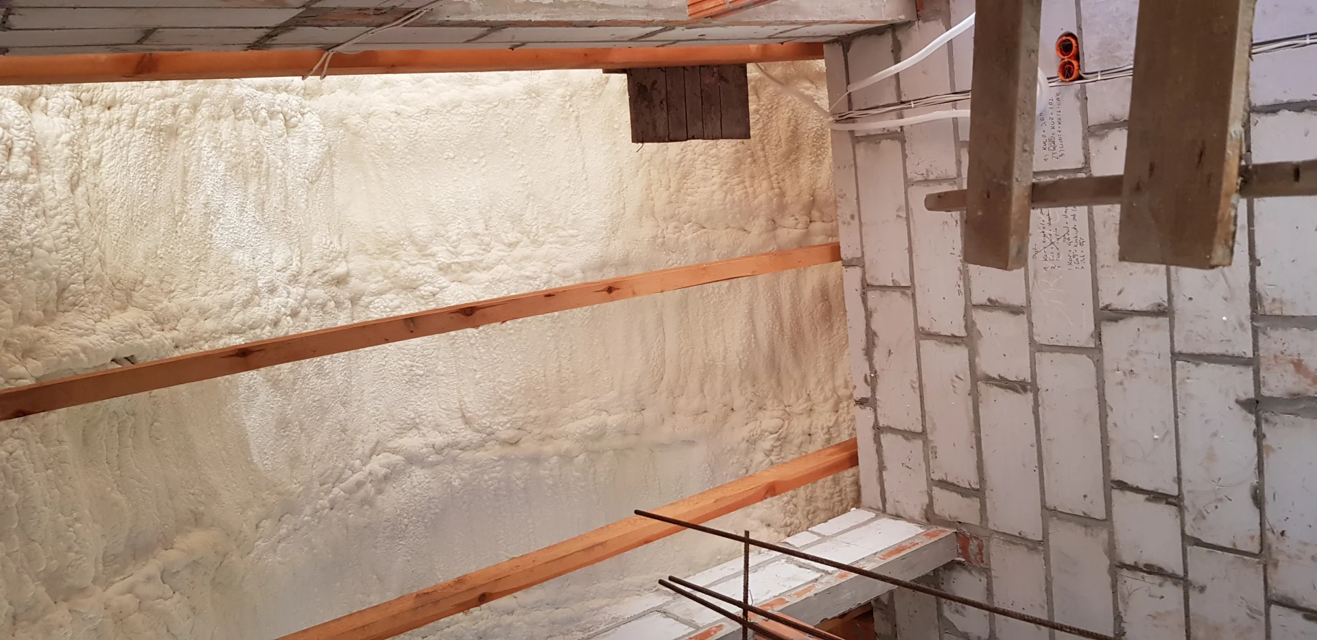 Pianka PUR: Inżynieryjny Przełom w Izolacji Budynków 2026