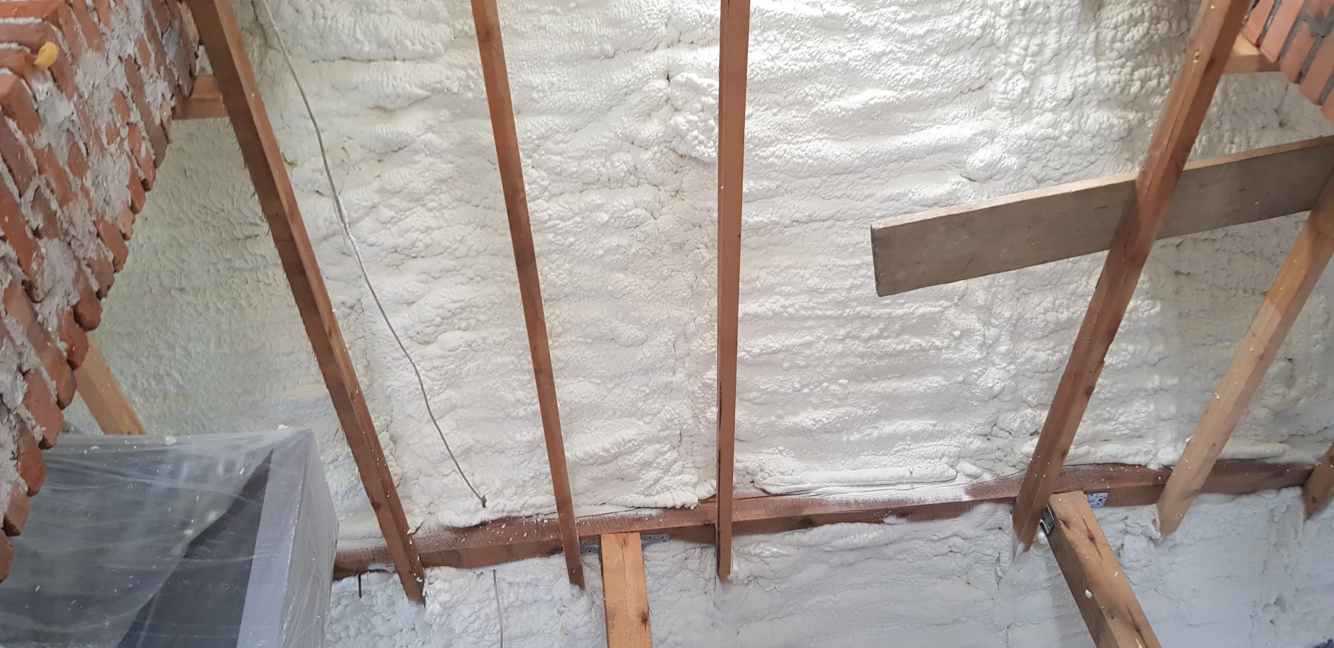 Systemy natryskowe Jadów - precyzyjne pianowanie zatrzymuje skraplanie wody i gwarantuje potężną redukcję kosztów ogrzewania