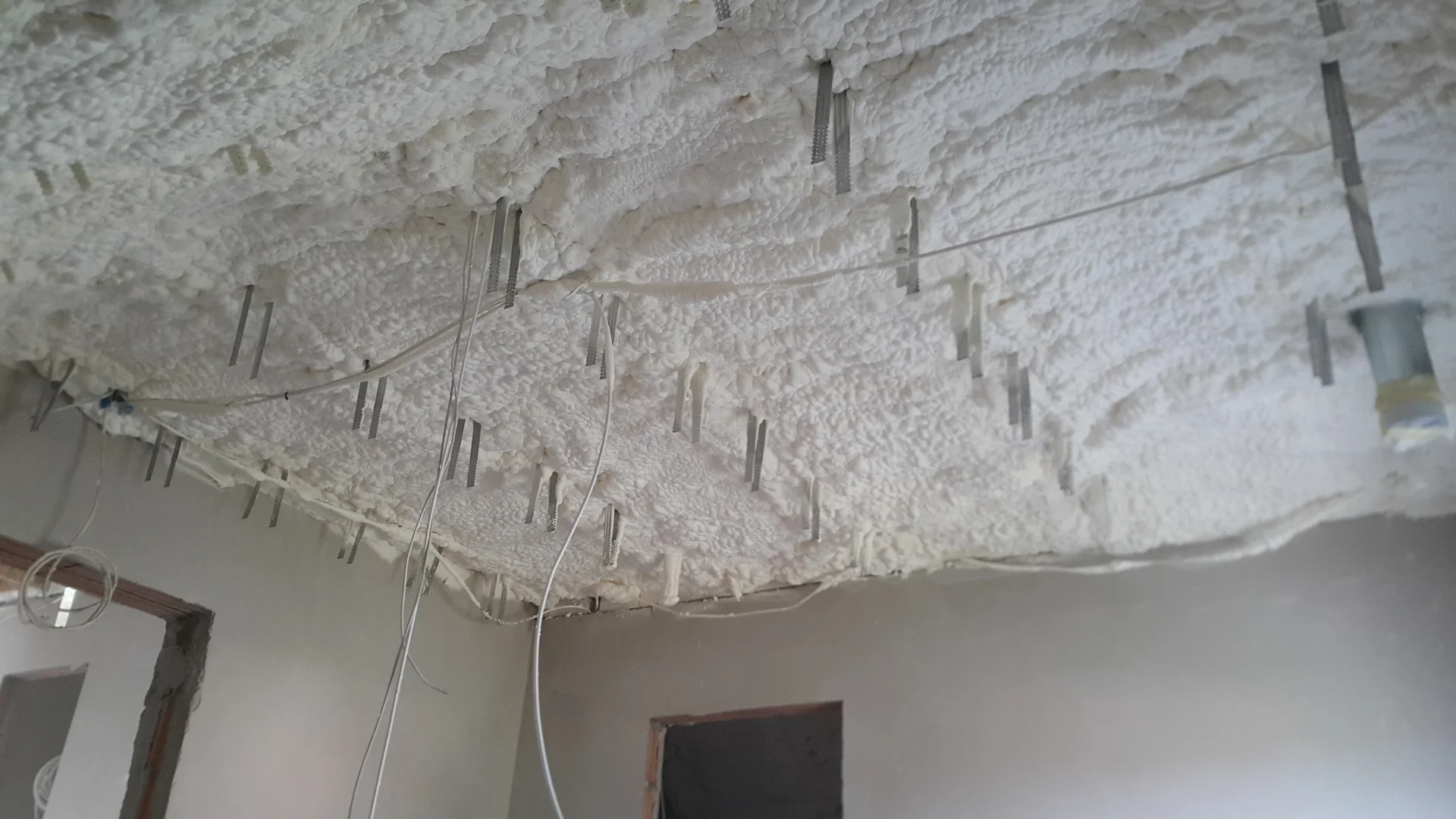 Termoizolacja piana elastyczna w Mordach - potężna redukcja kosztów i natychmiastowe zatrzymanie zjawiska jakim jest uciekające ciepło