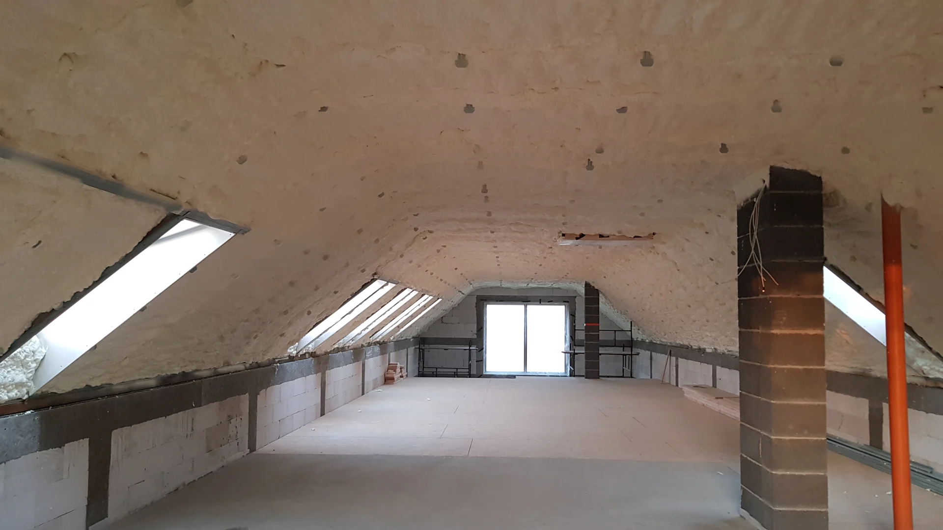 Renowacja ocieplenia Bodzanów - profesjonalny natrysk PUR wykorzystujący elastyczną pianę to skuteczny koniec zjawiska jakim jest zimne poddasze