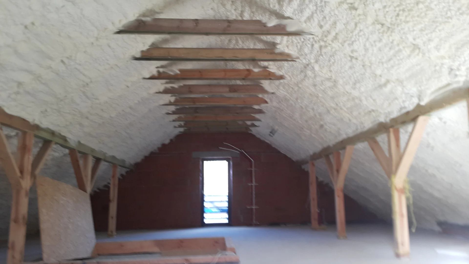 Rozwiązanie na pleśń Grójec - pianka do ociepleń aplikacja piany zima lato zapewniająca zdrowy mikroklimat na poddaszu