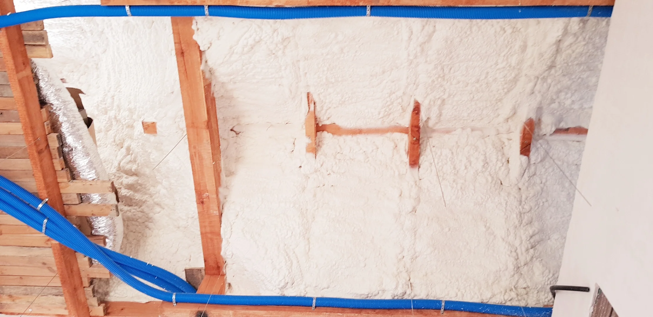 Samogasnąca piana Tarczyn - maksymalne zabezpieczenie powłoką z elastomeru i ostateczne rozwiązanie na pleśń