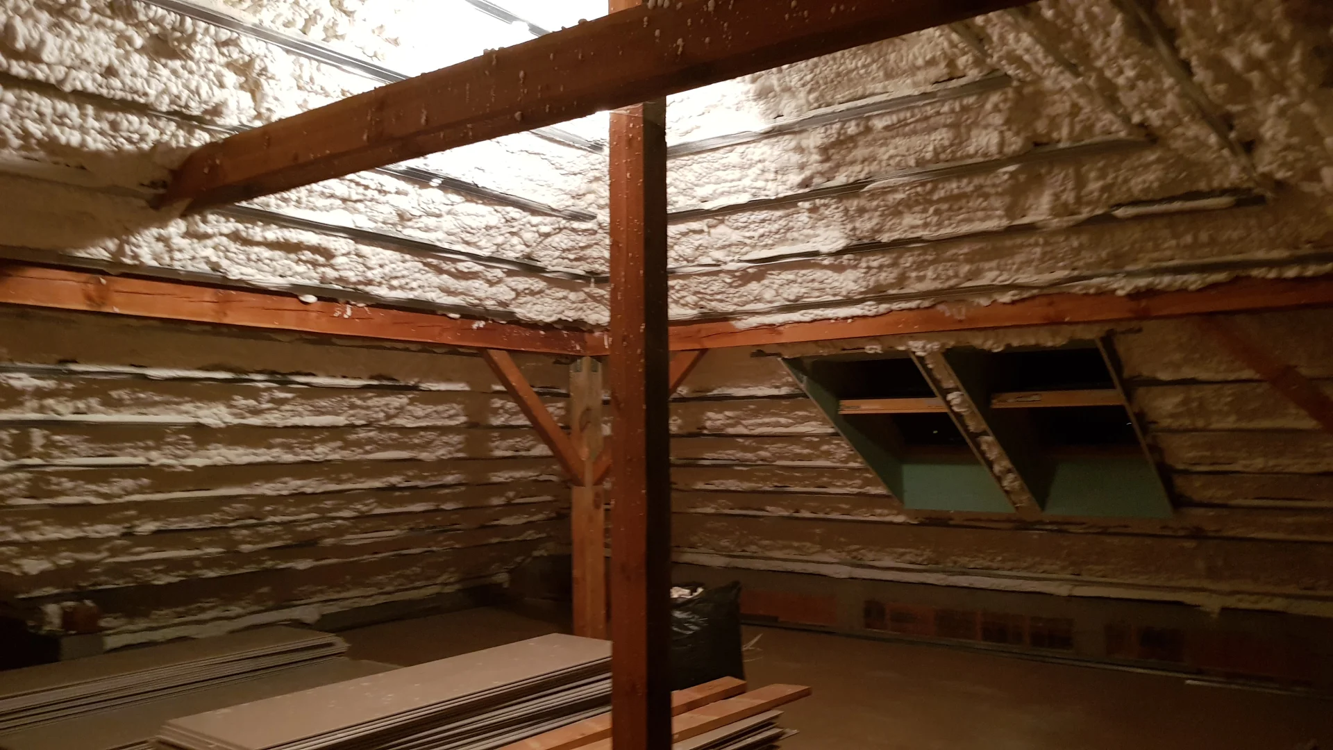 Ocieplenie piana sztywna Mordy - niezawodny system stop kunom chroniący dach i gwarantujący znacznie niższe rachunki za ogrzewanie