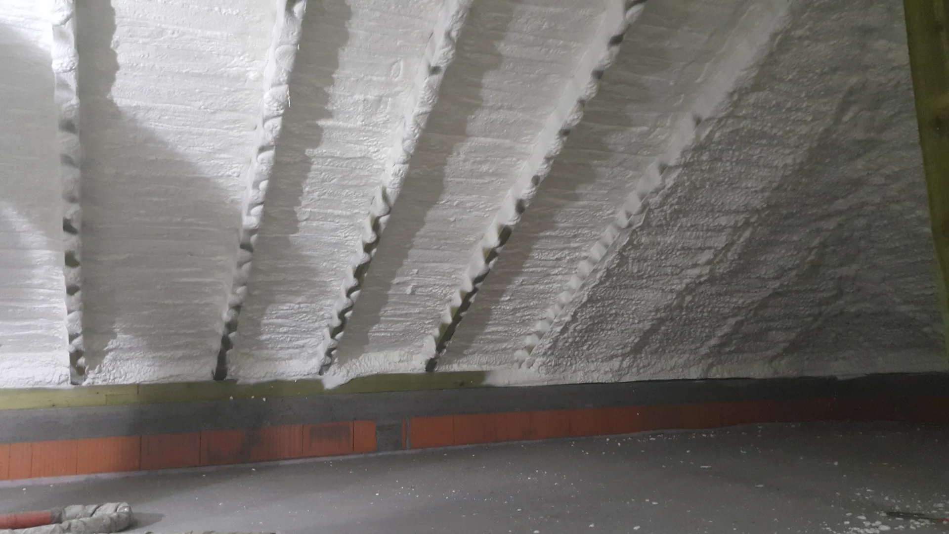 naprawa dachu po kunach izolacja natryskowa