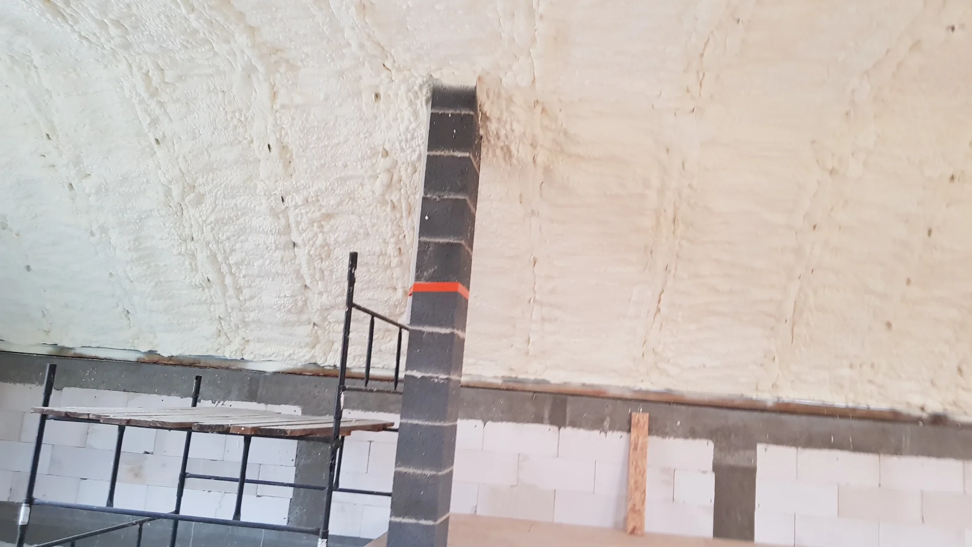 Aplikacja piany w Broku - wodoodporna powłoka i piana elastyczna to ostateczny system stop kunom dla Twojego dachu