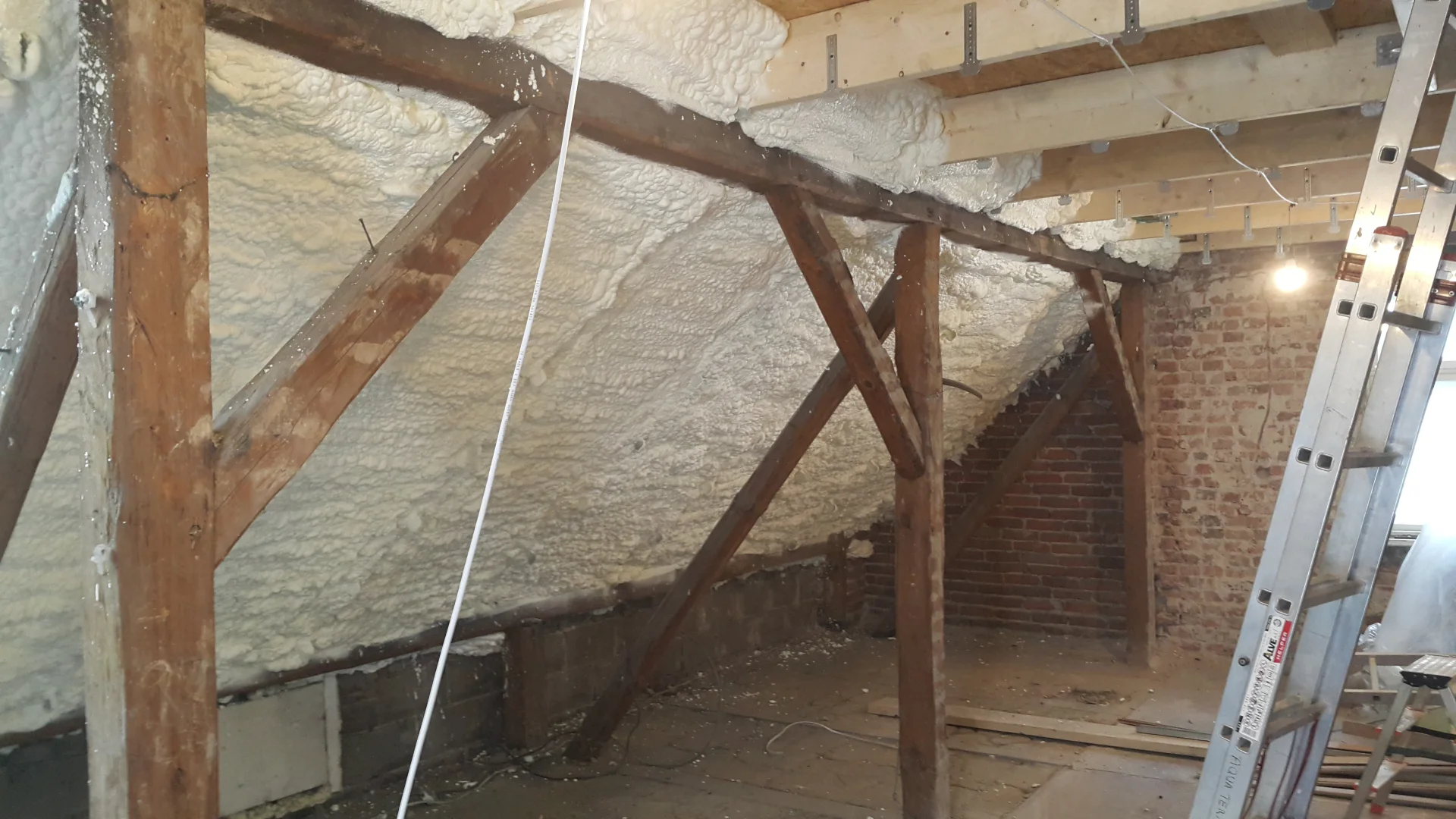 Temperatura ścian i podłóg – jak piana PUR zmienia fizykę komfortu