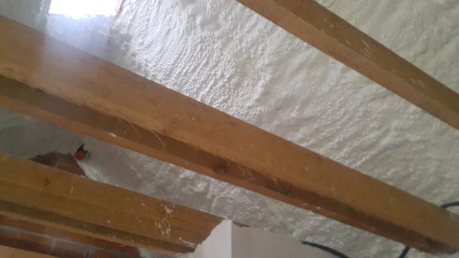 Szczelność powietrzna 2026: Jak piana PUR eliminuje niekontrolowany przewiew?