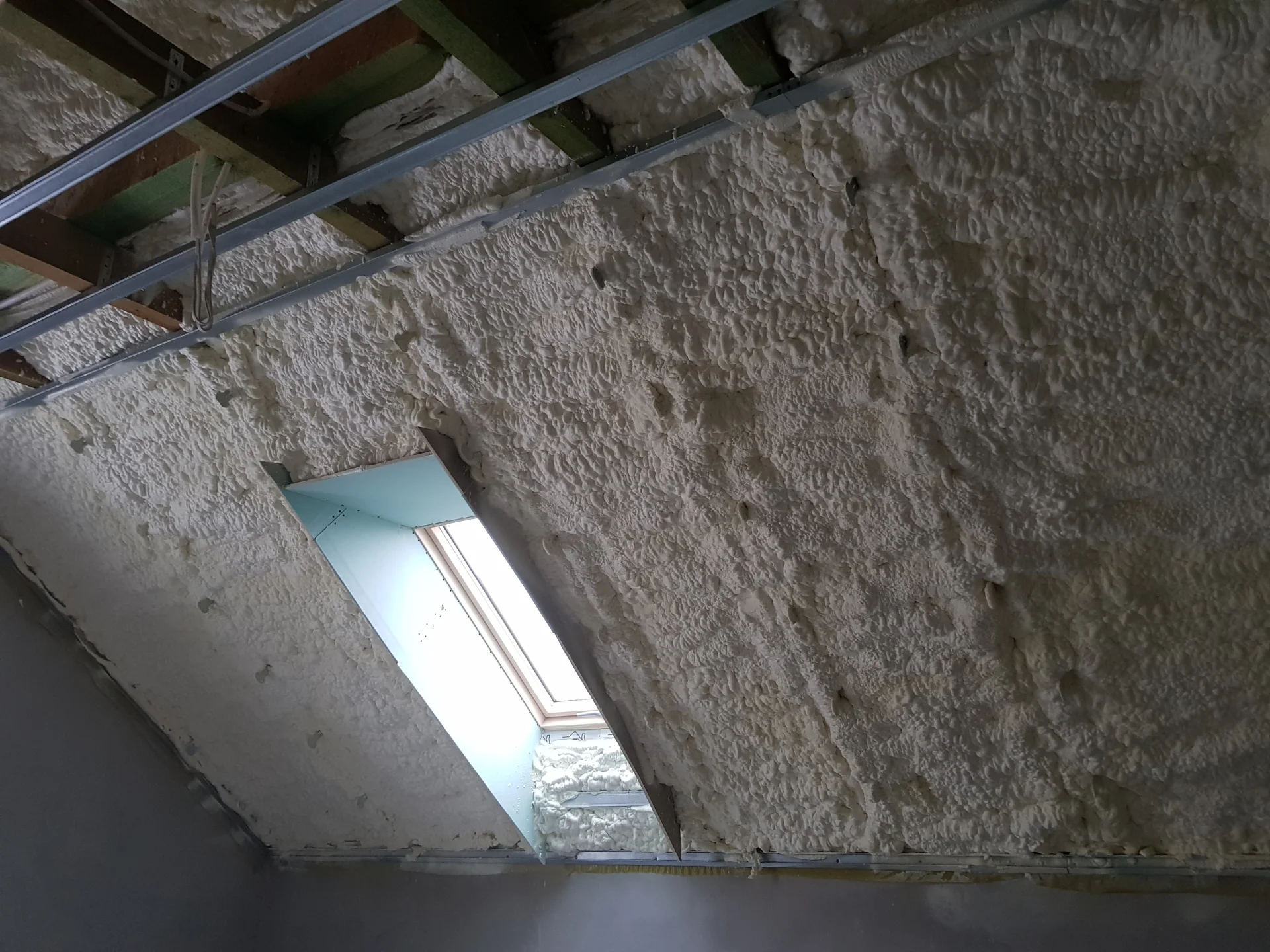 Cisza, której nie kupisz w markecie. Piana PUR i akustyka