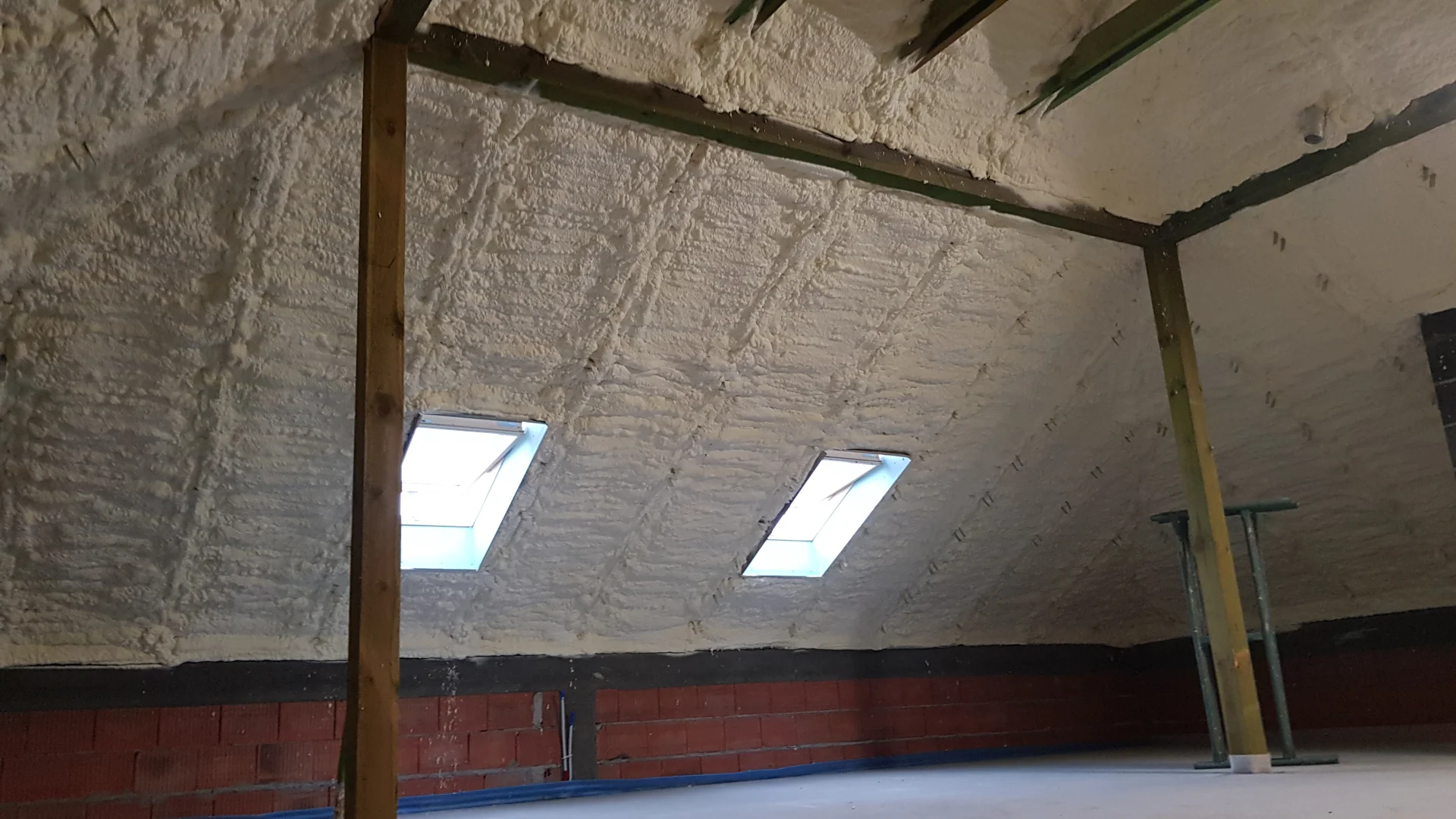 uciekajace cieplo przez dach izolacja natryskowa