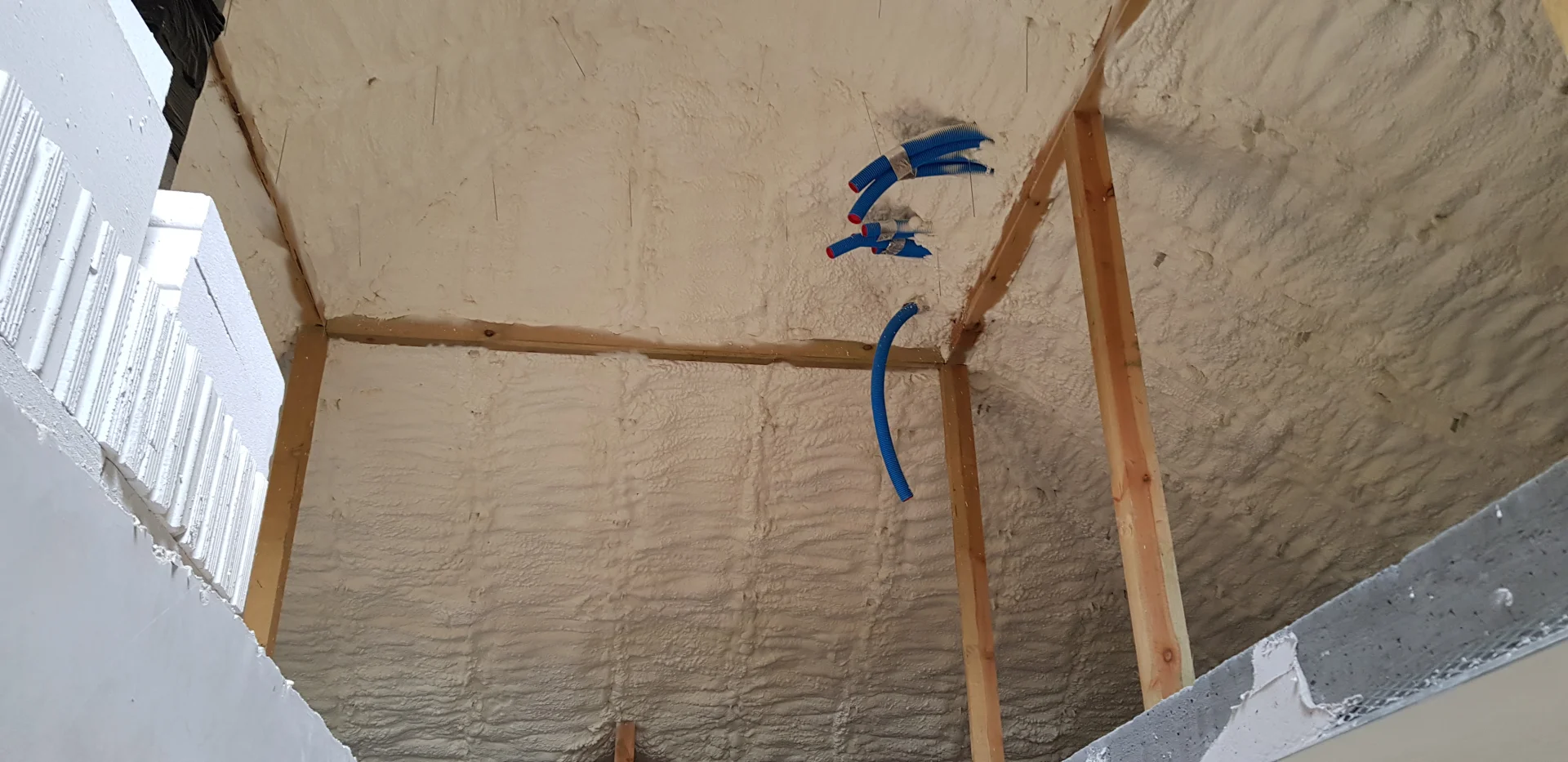 ochrona akustyczna i termiczna poddasza piana PUR