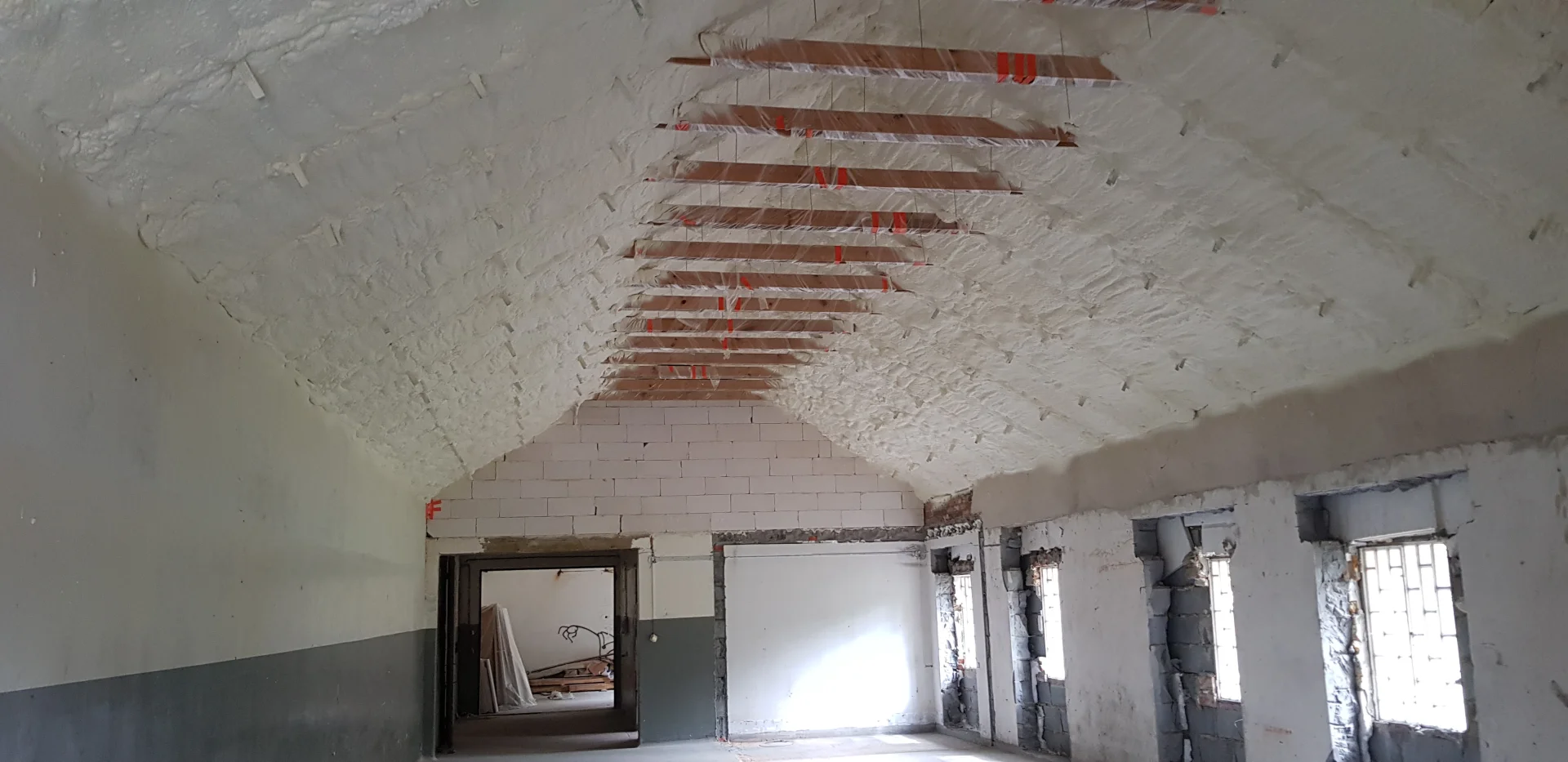 Wyciszenie akustyczne Brwinów - przeciw skropleniom działa wodoodporna piana z atestem PZH