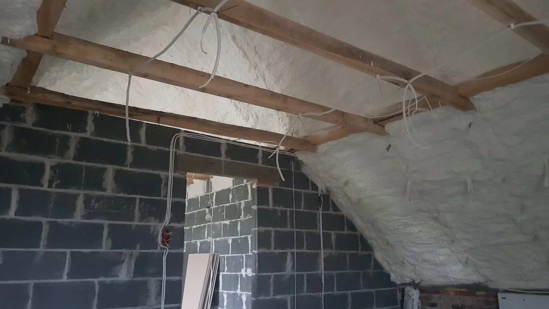 elastyczna piana pur bariera przeciw kunom i gryzoniom