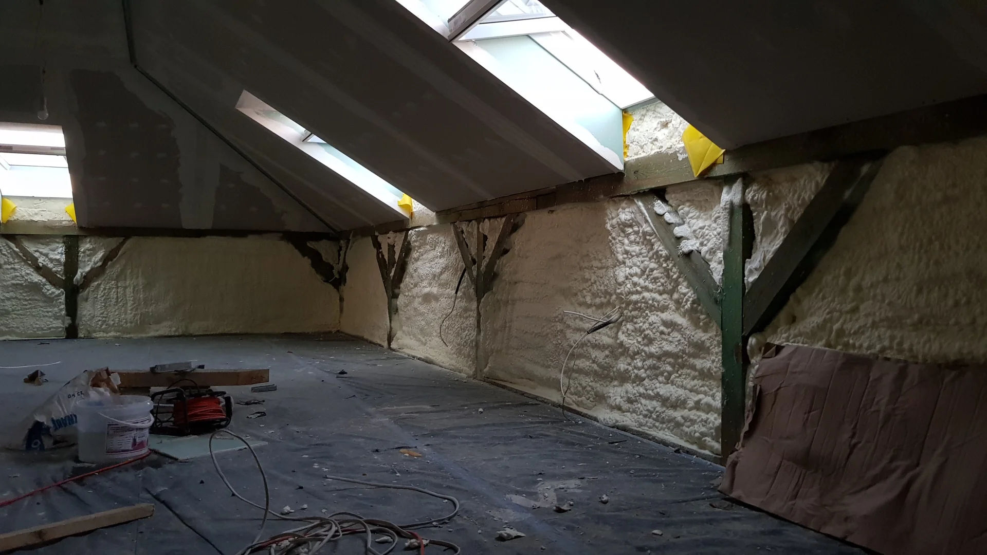 Ile trwa ocieplenie poddasza pianką PUR? Czas realizacji w 2026