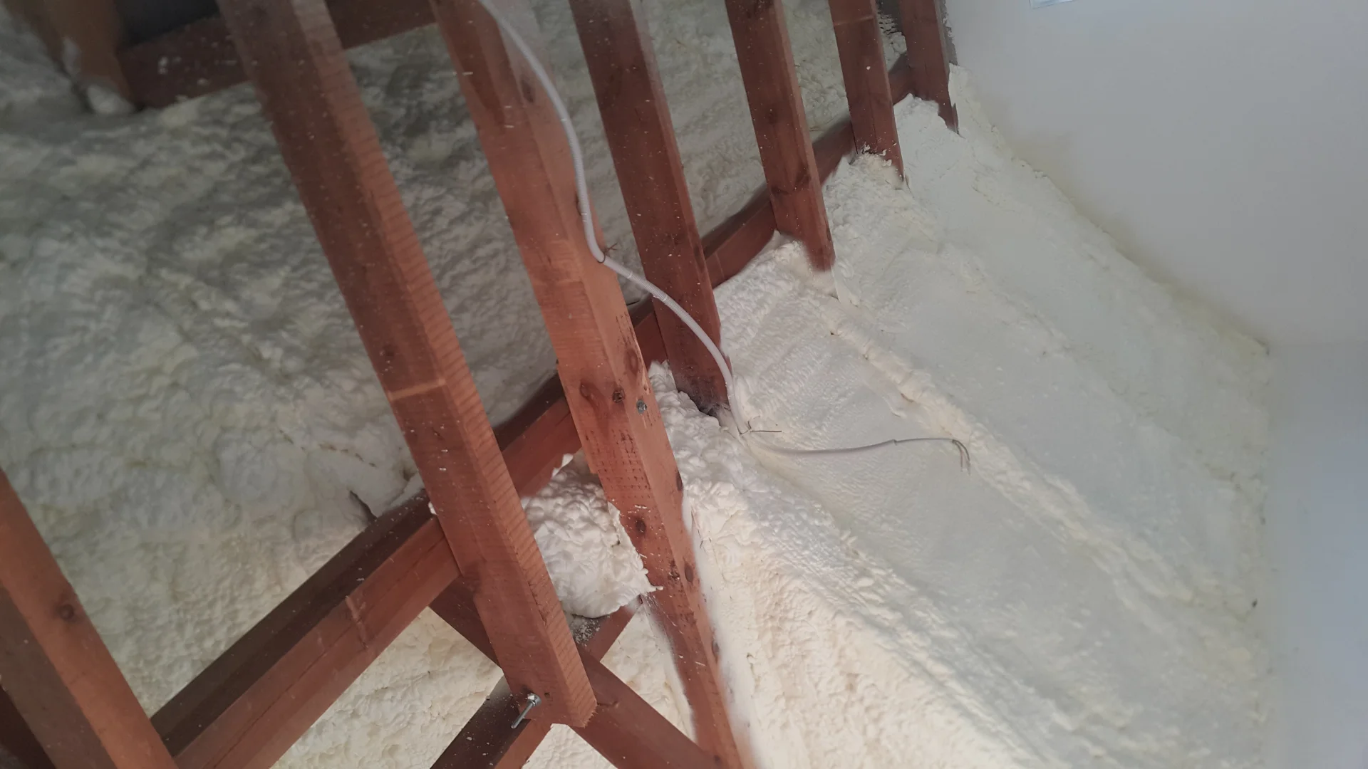 Sposób na kuny w Gielniowie - nakładanie piany gwarantuje wysoką wydajność a opcjonalna powłoka polimocznikowa zabezpiecza dachy płaskie