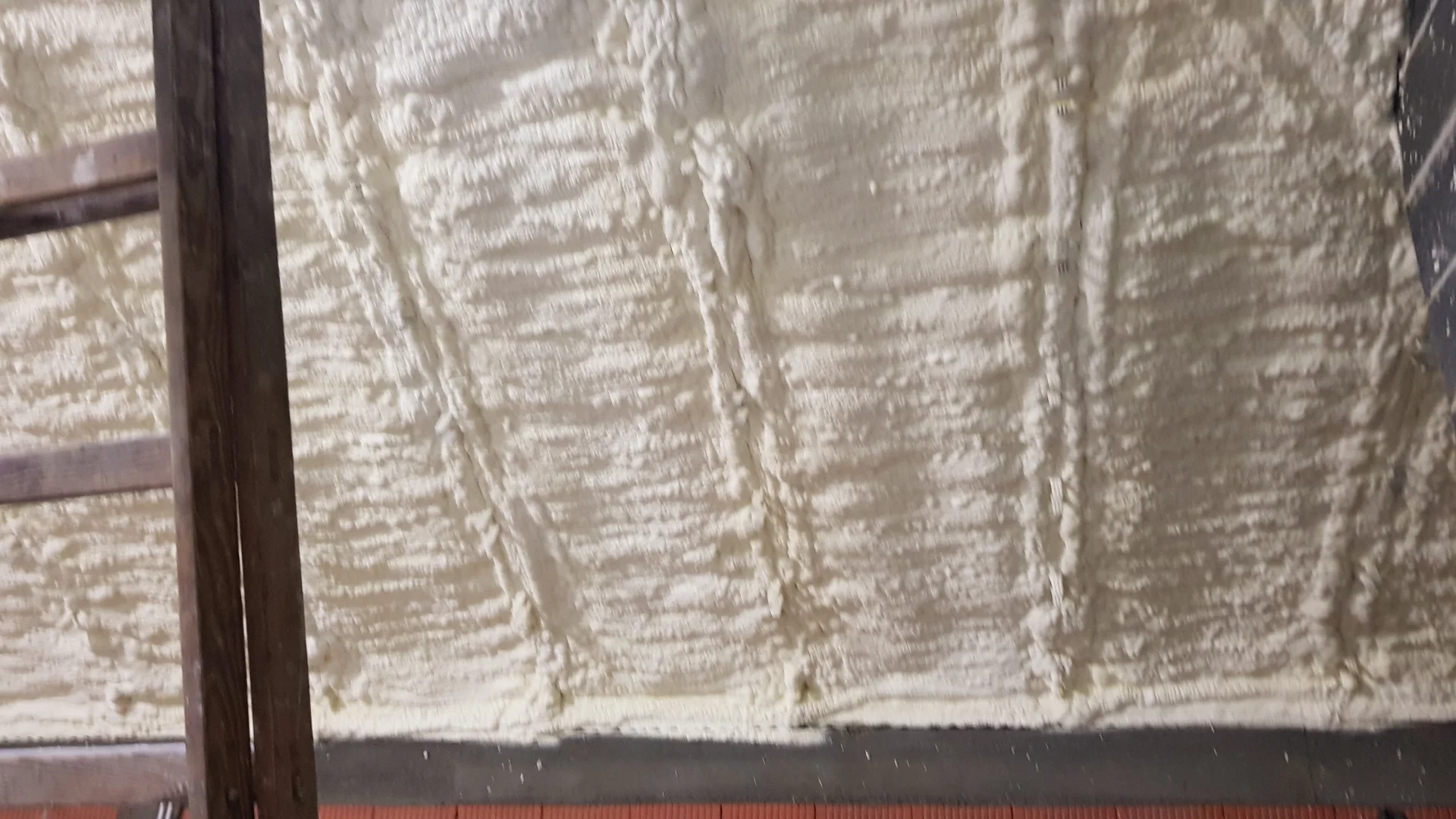 wzmacnianie konstrukcji dachu pianą pur