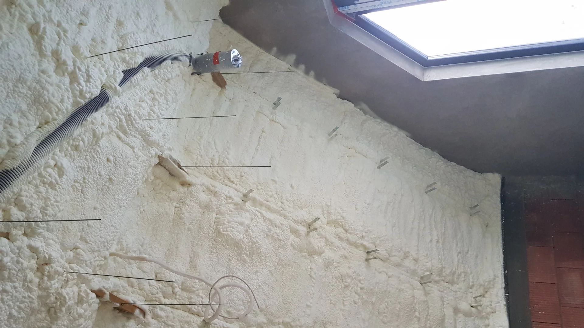 Zabezpieczenie i elastomer w Jadowie - izolacja która nie obciąża konstrukcji i obniża wysokie rachunki za energię