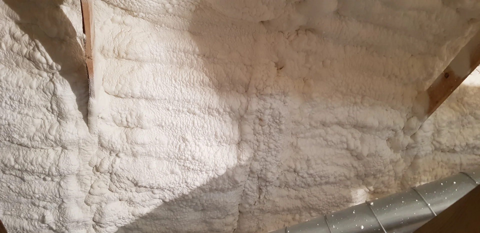 Aplikacja poliuretanu Zielonka - uszczelnienie i piana na zima lato niwelująca wysokie rachunki